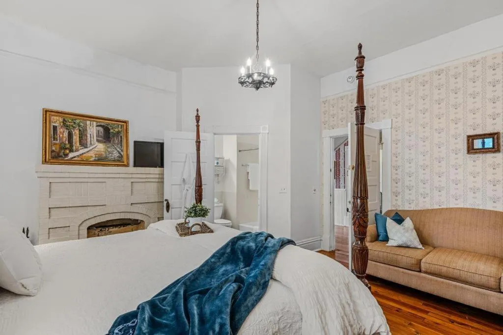 Bed in Veranda Historic Inn