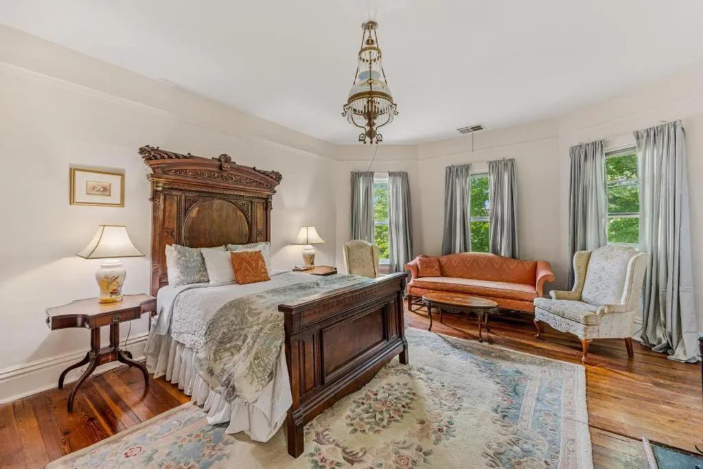 Bed in Veranda Historic Inn