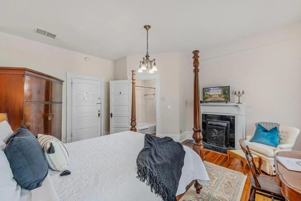 Bed in Veranda Historic Inn