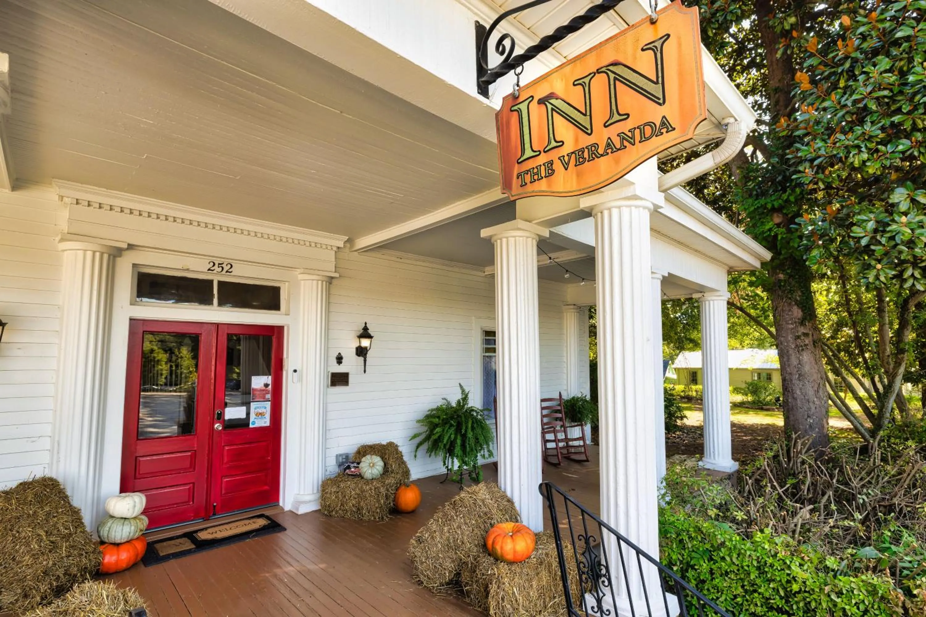 Facade/entrance in Veranda Historic Inn