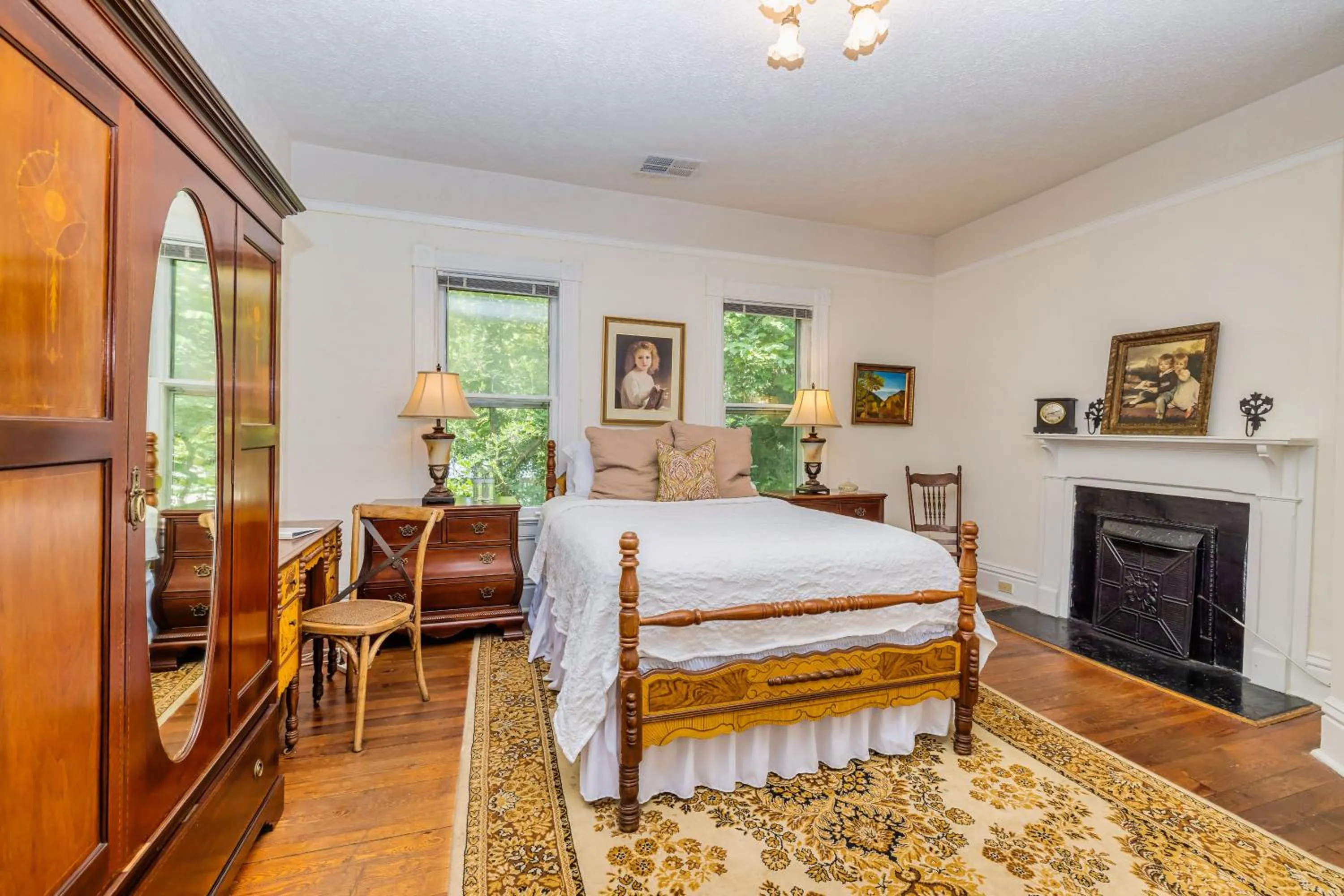 Bed in Veranda Historic Inn