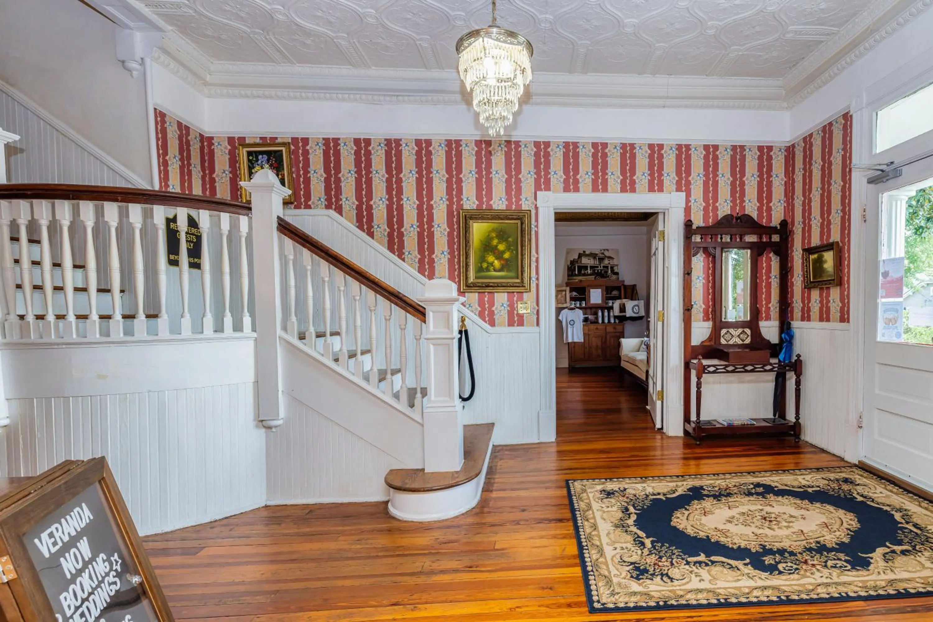 Facade/entrance in Veranda Historic Inn