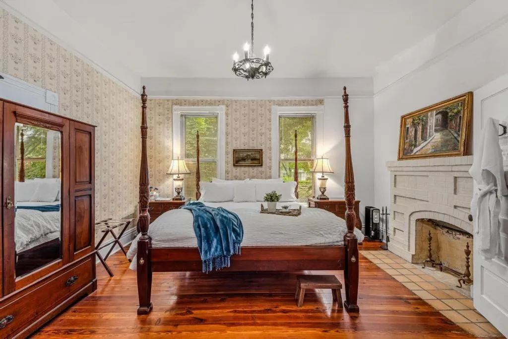 Bed in Veranda Historic Inn