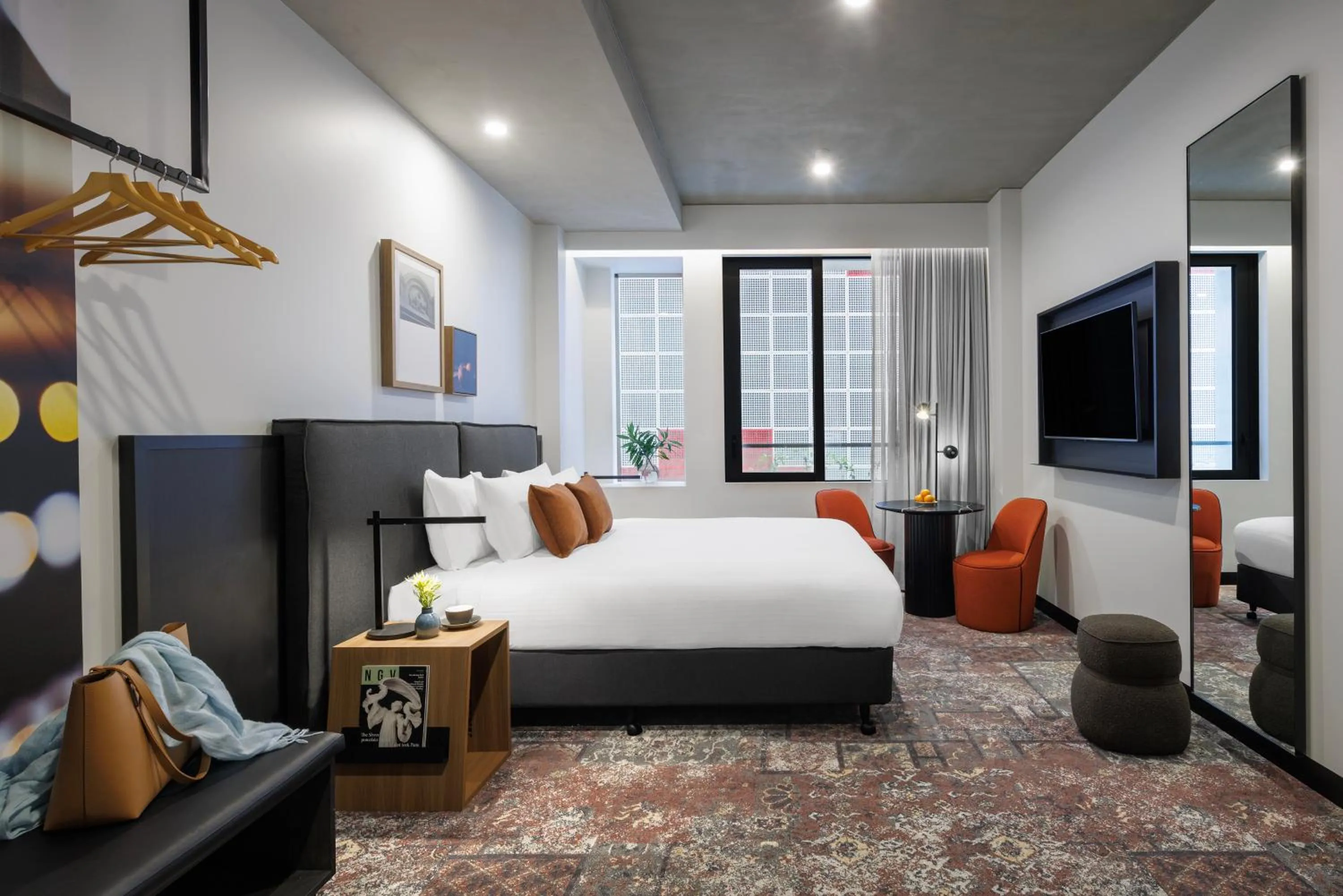 Photo of the whole room, Bed in Veriu Queen Victoria Market