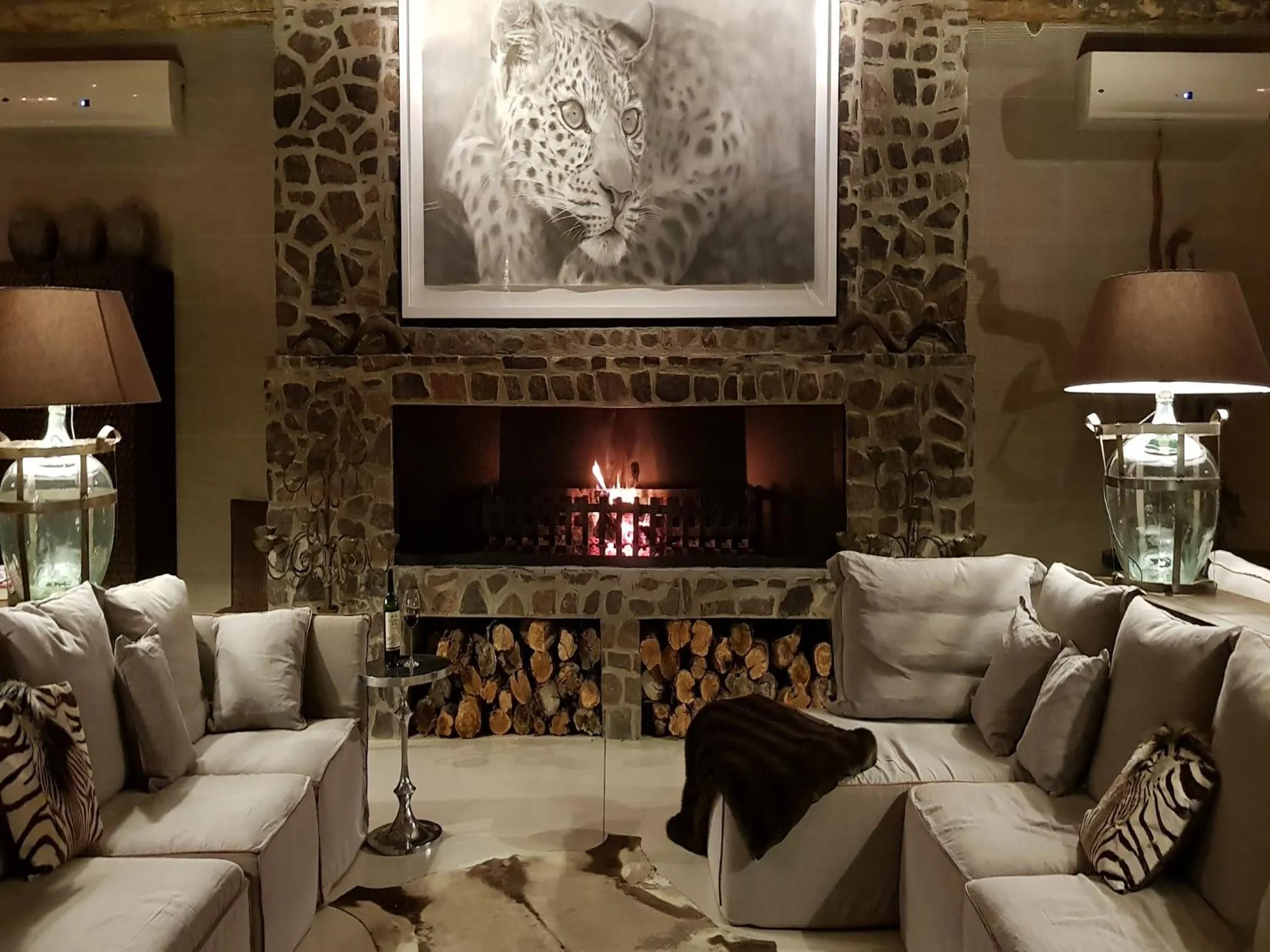 Communal lounge/ TV room in Tutwa Desert Lodge