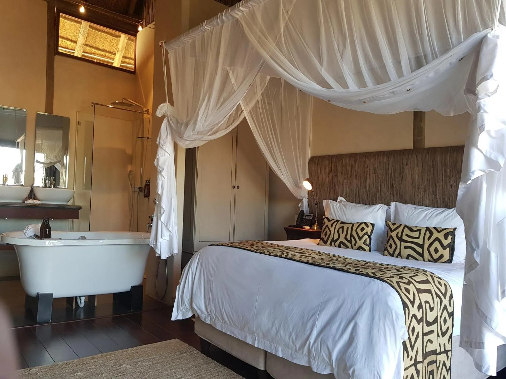 Shower, Bed in Tutwa Desert Lodge