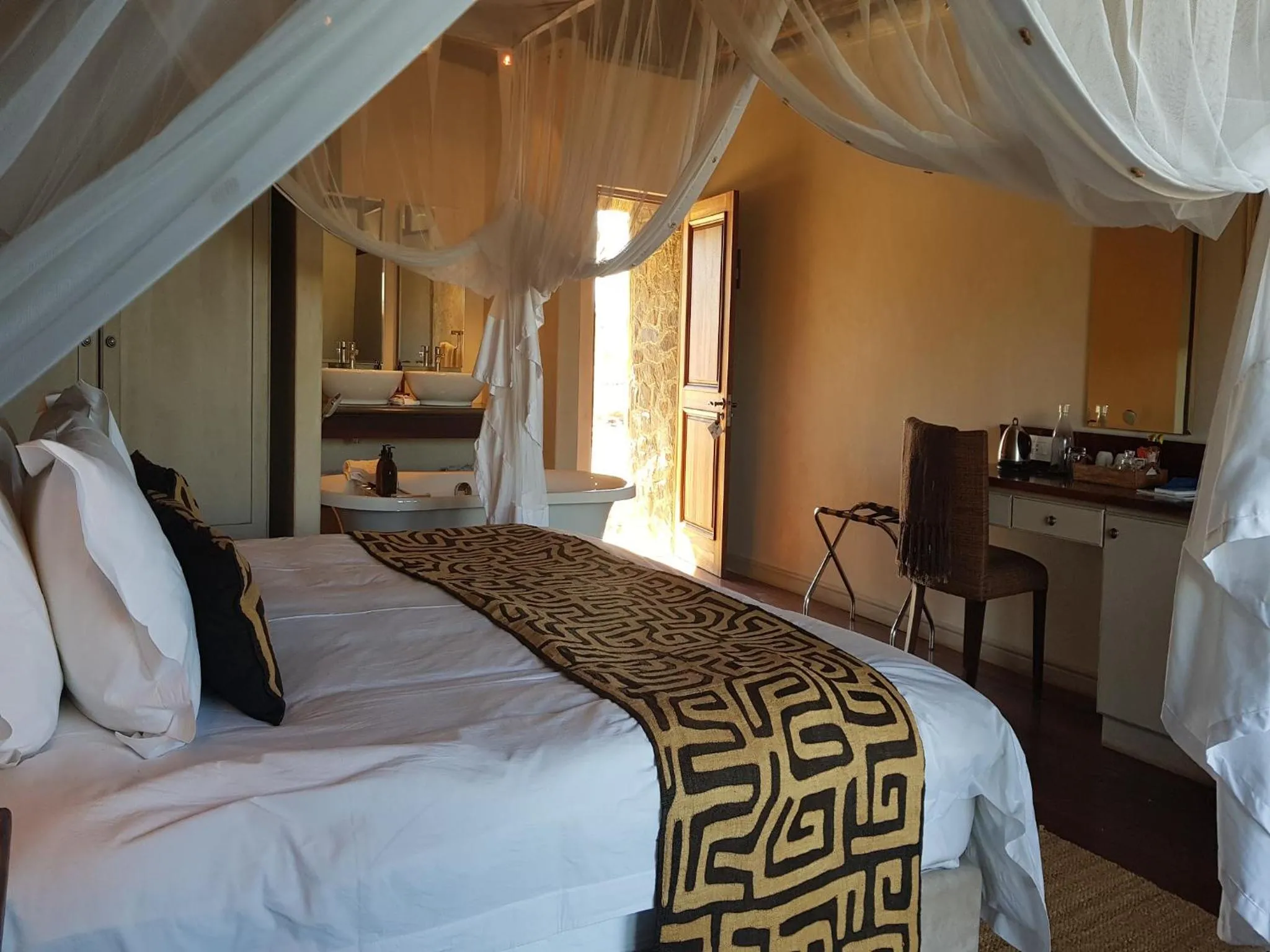 Bathroom, Bed in Tutwa Desert Lodge