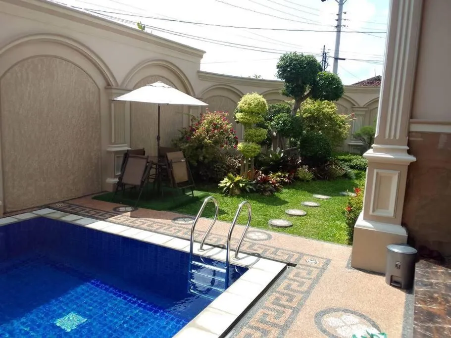 Villa Syariah Muvida dengan Kolam Renang di Tengah Kota