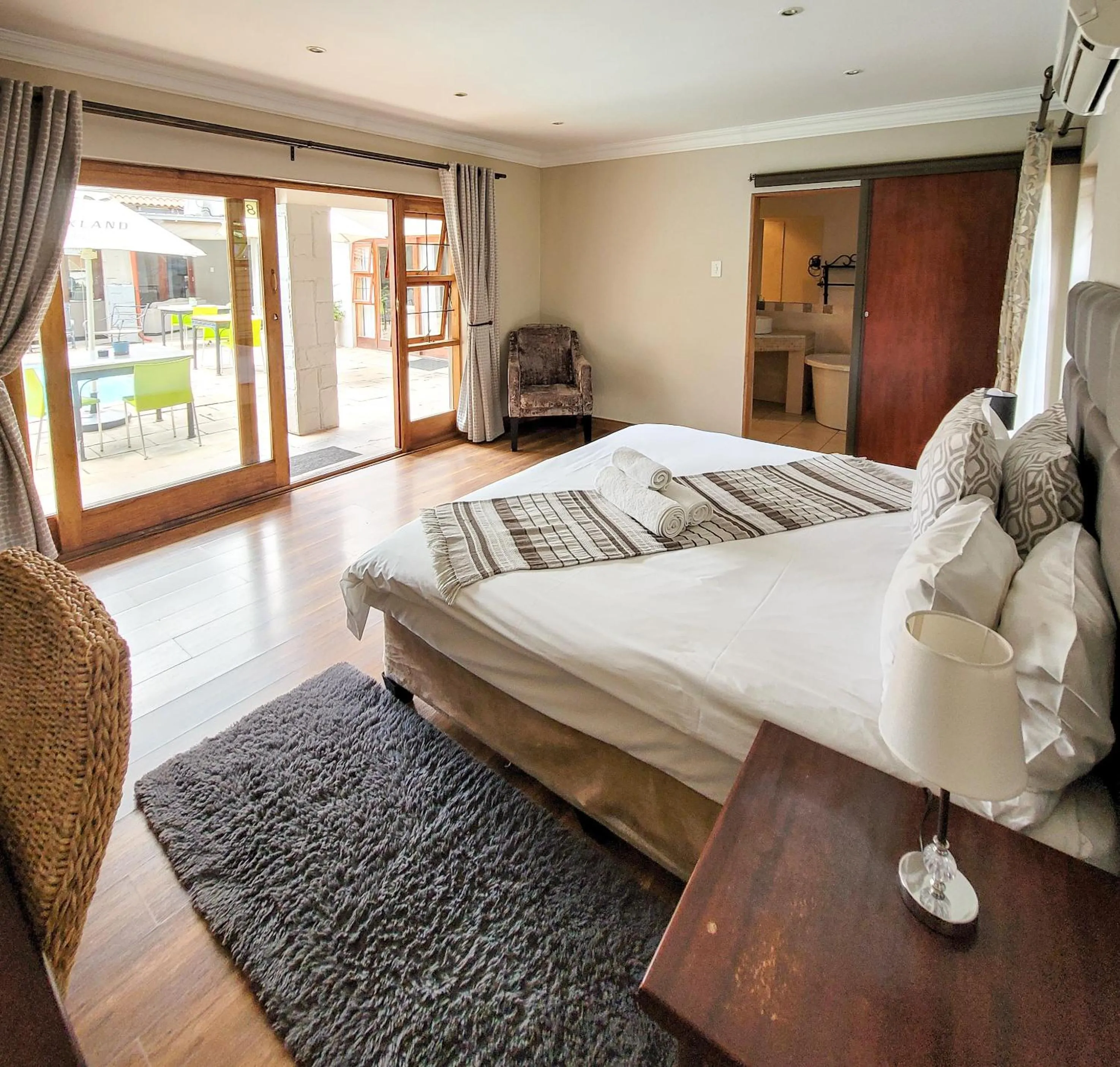 Toilet, Bed in Solo Gracia Guesthouse