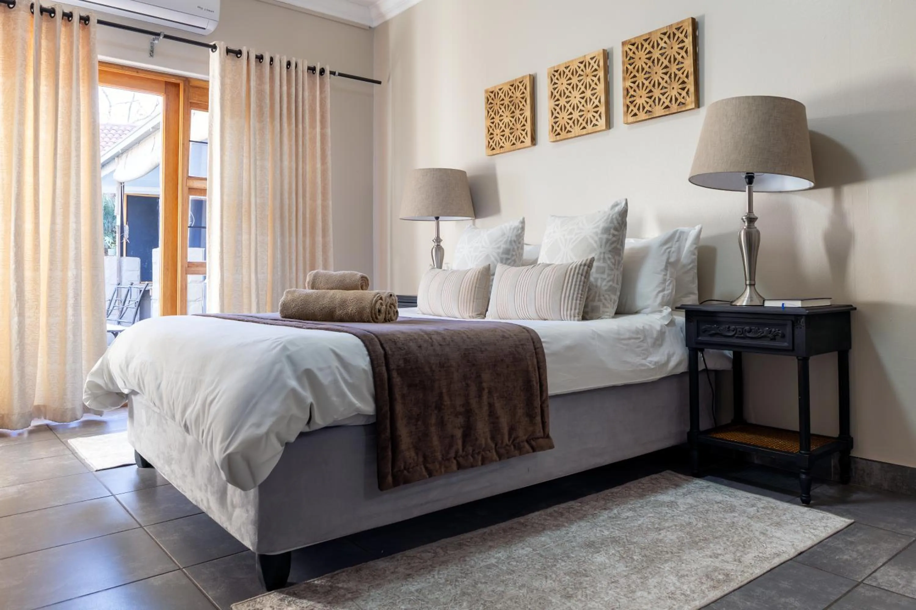 Toilet, Bed in Solo Gracia Guesthouse