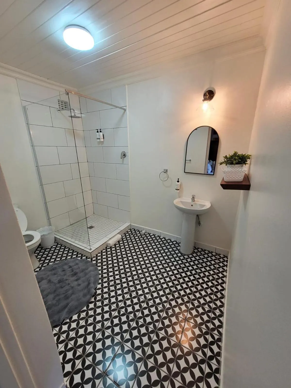 Shower in Solo Gracia Guesthouse