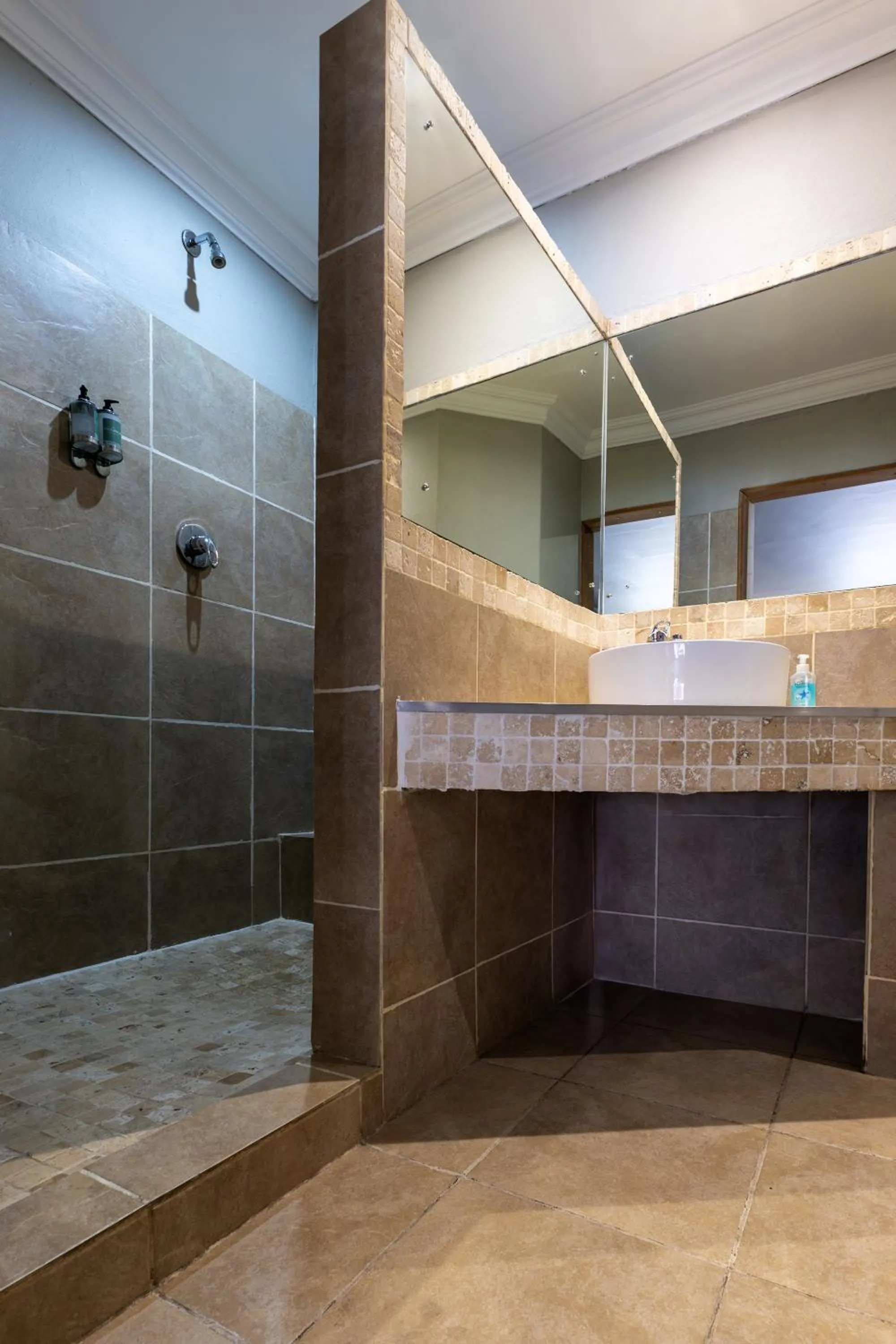 Shower in Solo Gracia Guesthouse