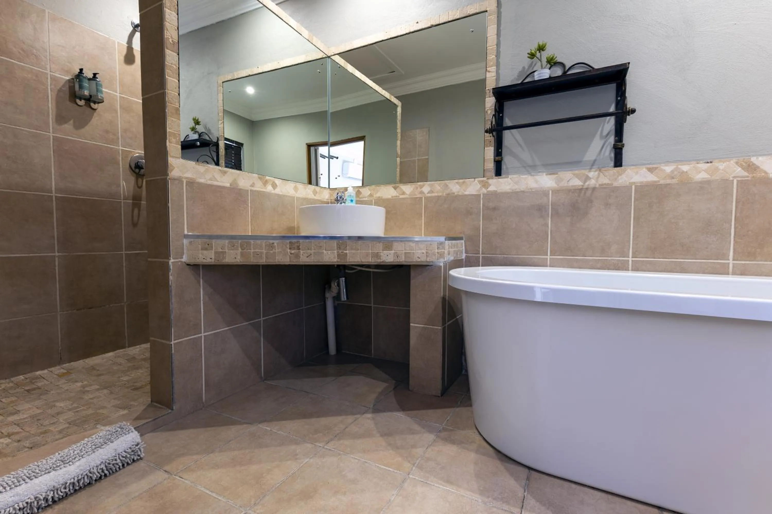 Shower in Solo Gracia Guesthouse