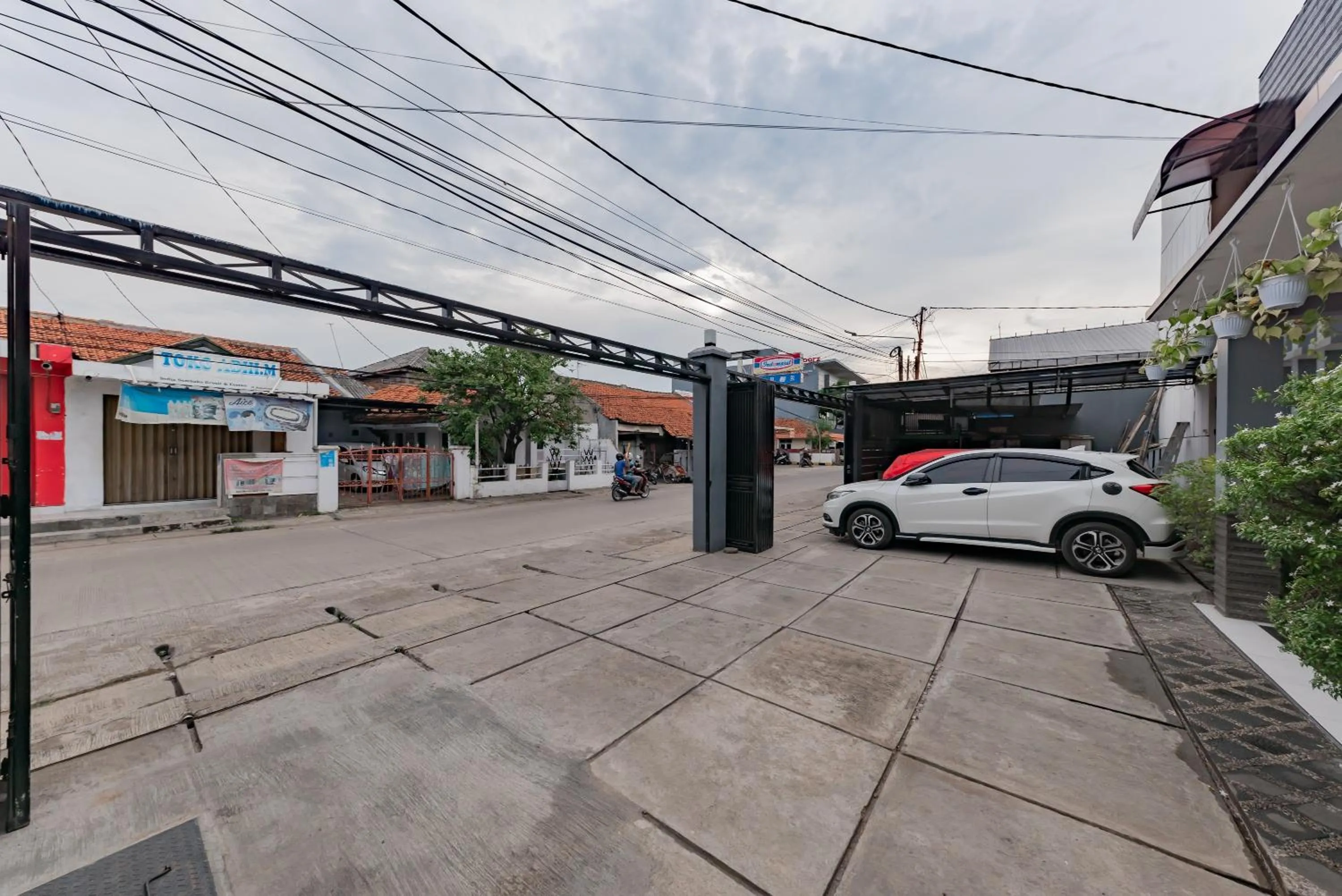 Parking in Urbanview Hotel Sunday Cirebon by RedDoorz