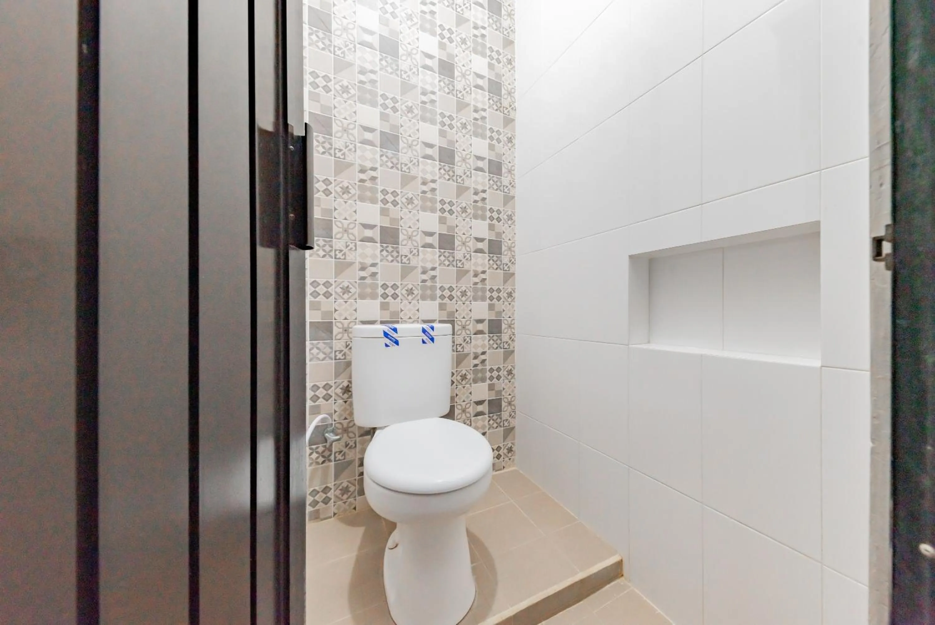 Bathroom in Urbanview Hotel Sunday Cirebon by RedDoorz