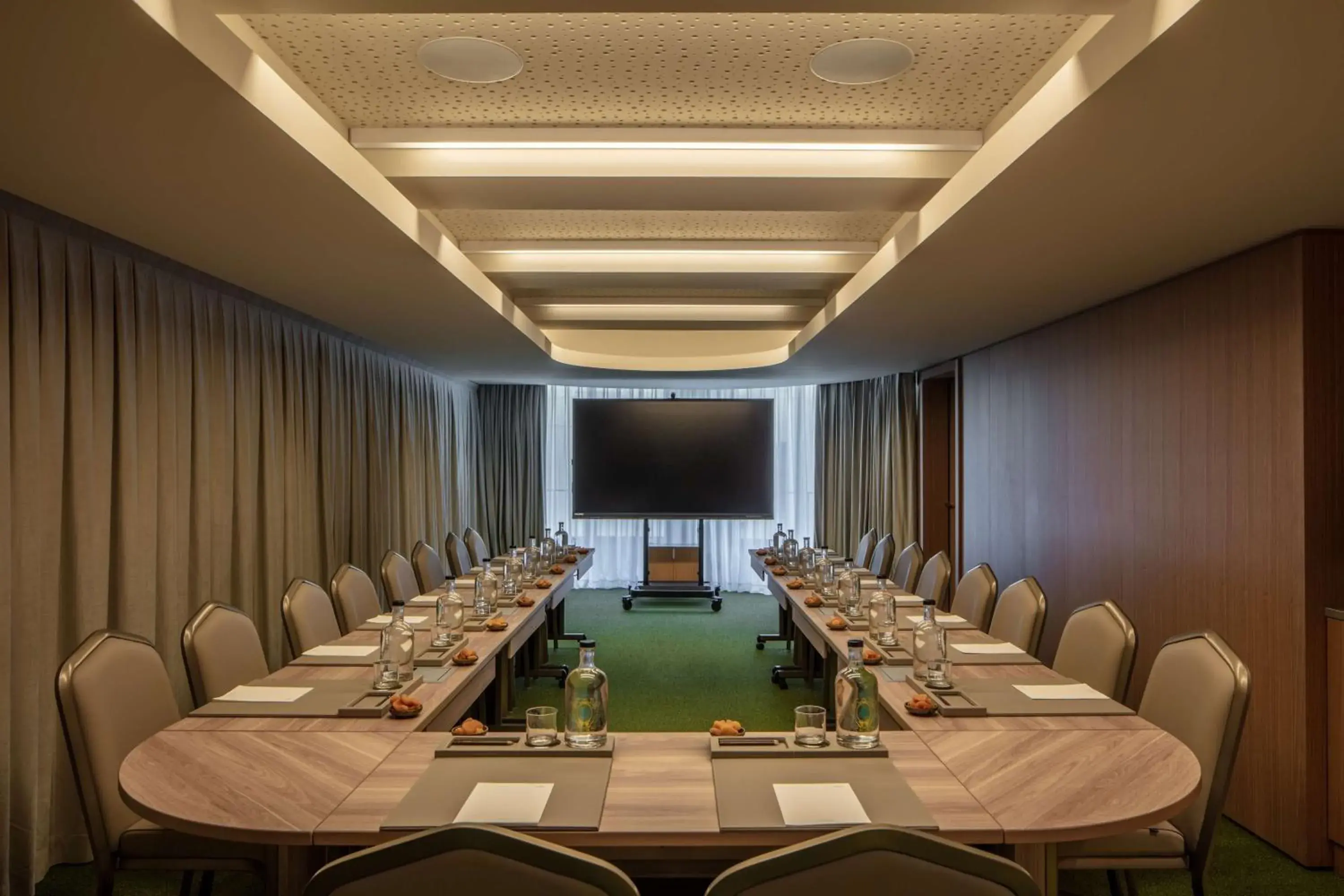 Bedroom in Anantara Plaza Nice Hotel - A Leading Hotel of the World Bedroom in Anantara Plaza Nice Hotel - A Leading Hotel of the World