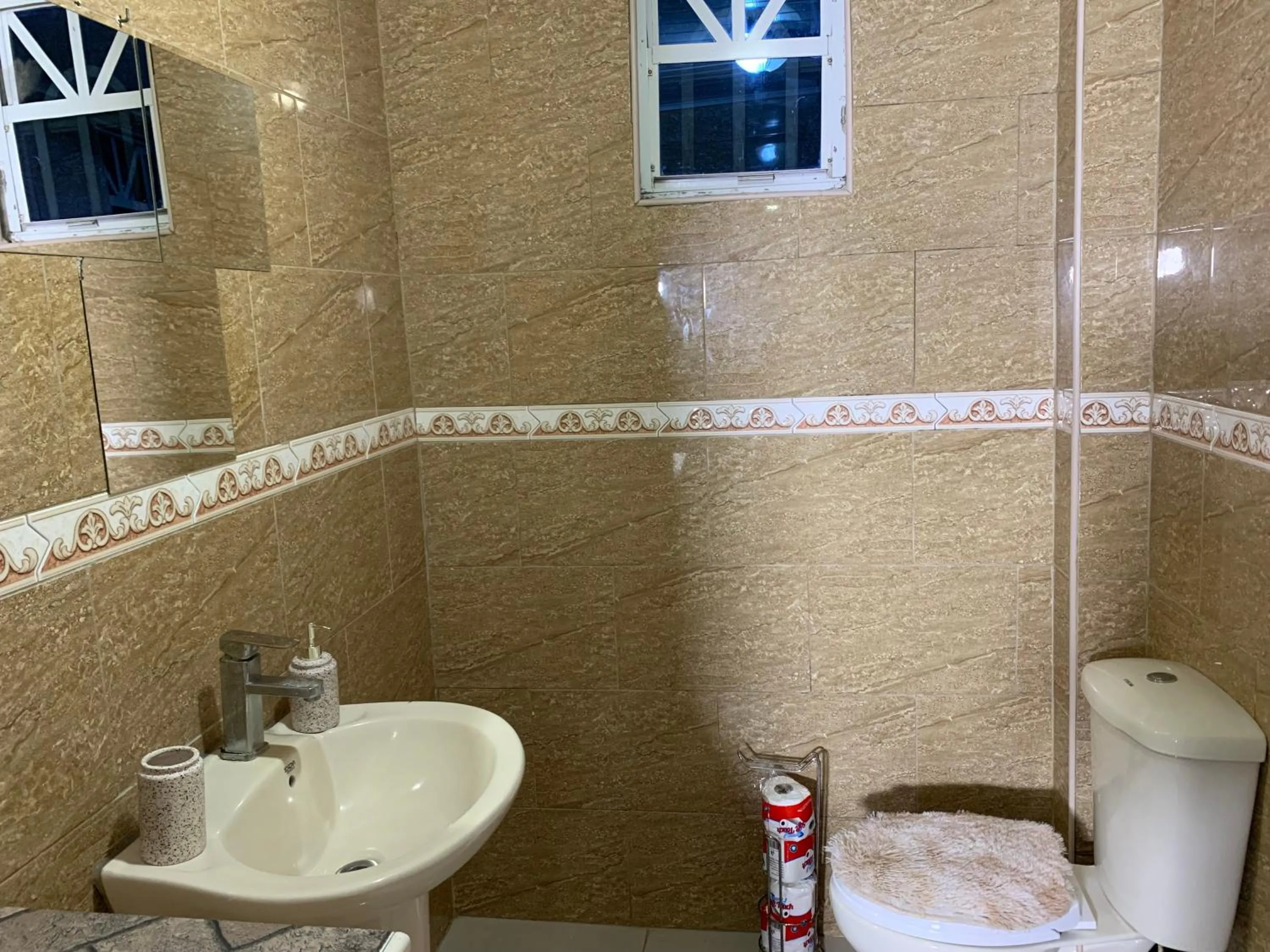 2 Bed Apartment - Sleeps 4 - Parking - Wifi