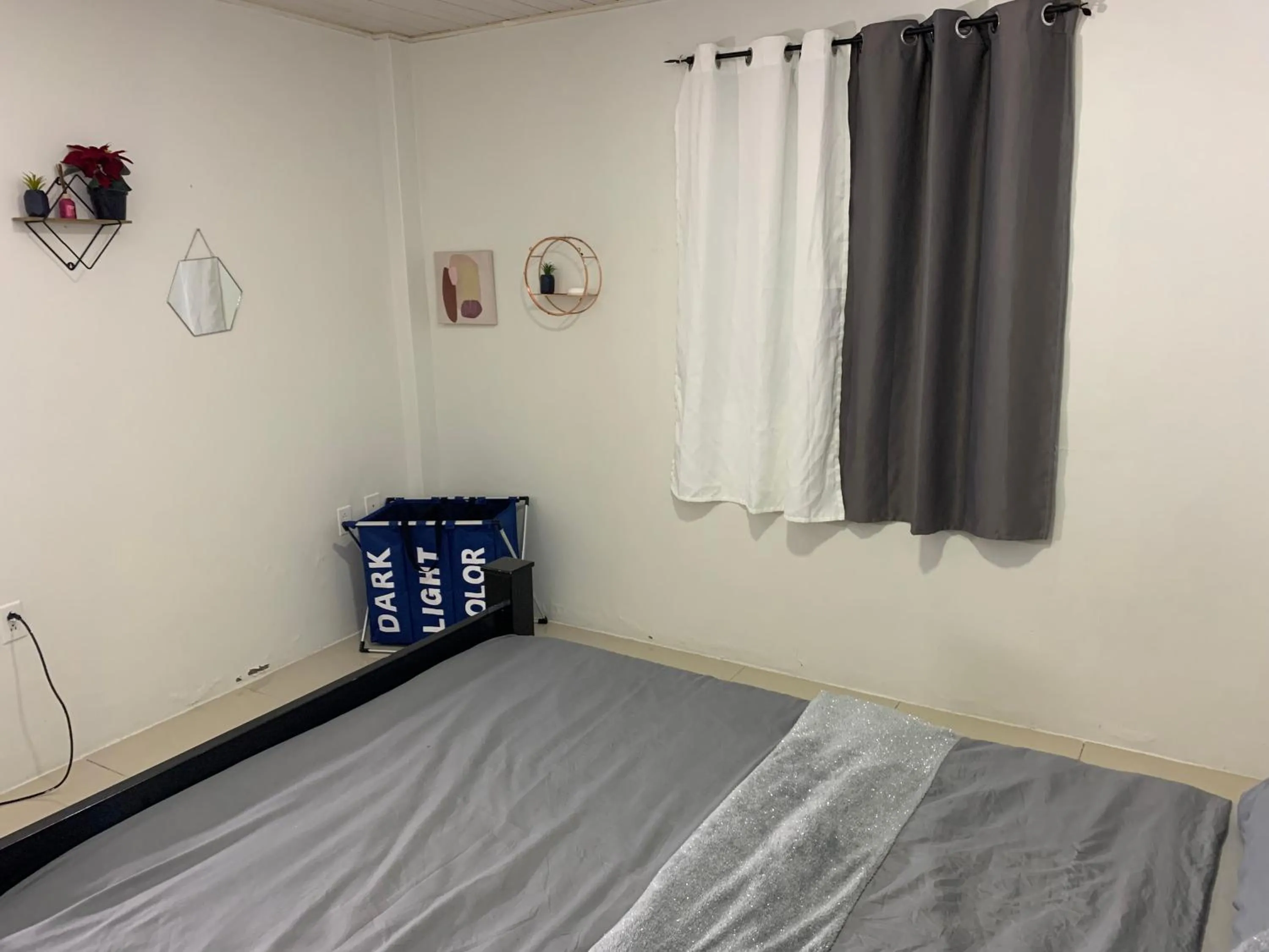 Bed in 2 Bed Apartment - Sleeps 4 - Parking - Wifi