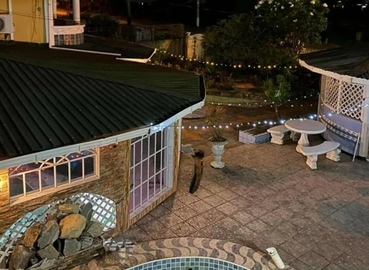 Property building in 2 Bed Apartment - Sleeps 4 - Parking - Wifi
