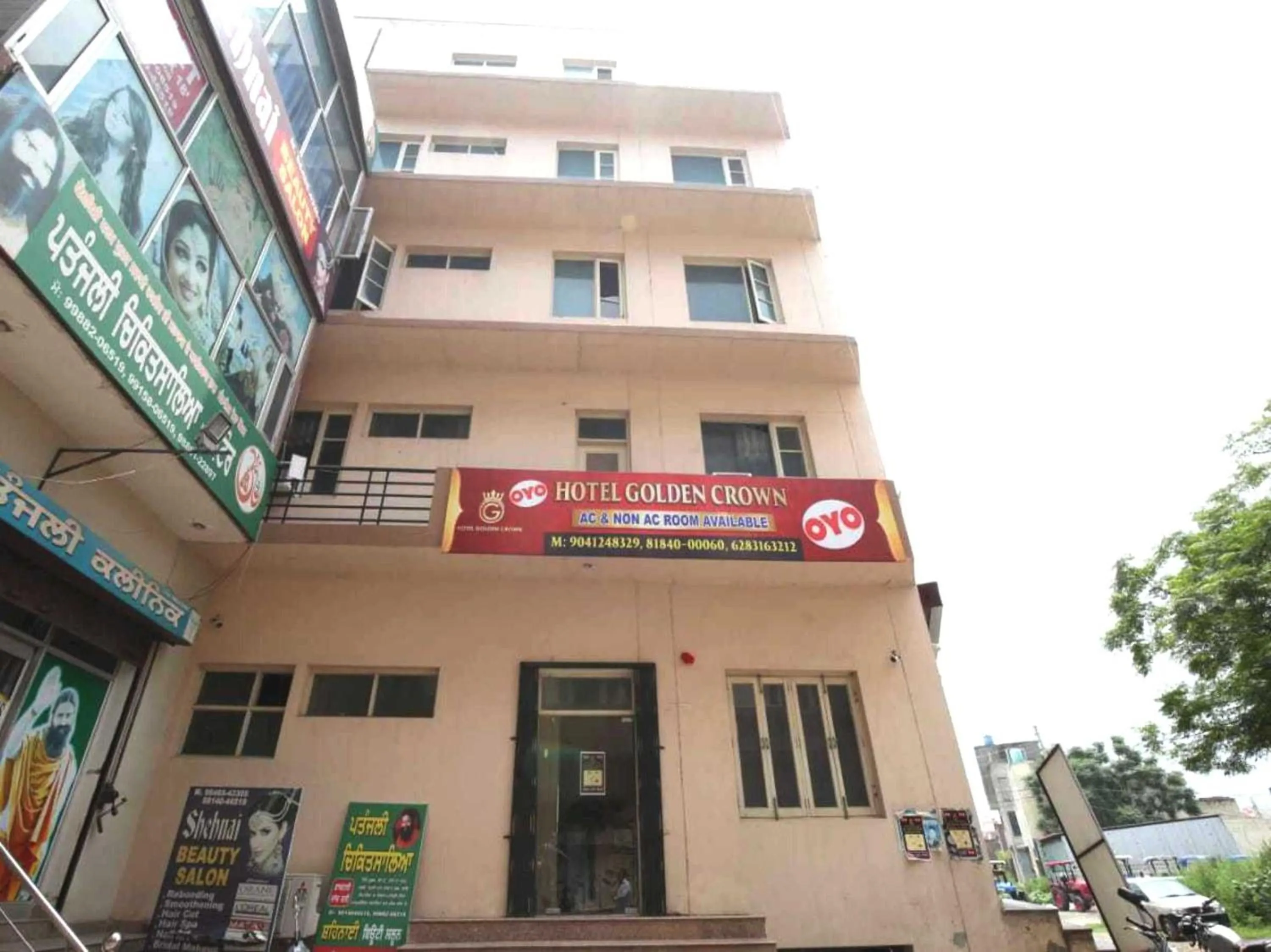 Facade/entrance in OYO 91941 Hotel golden crown
