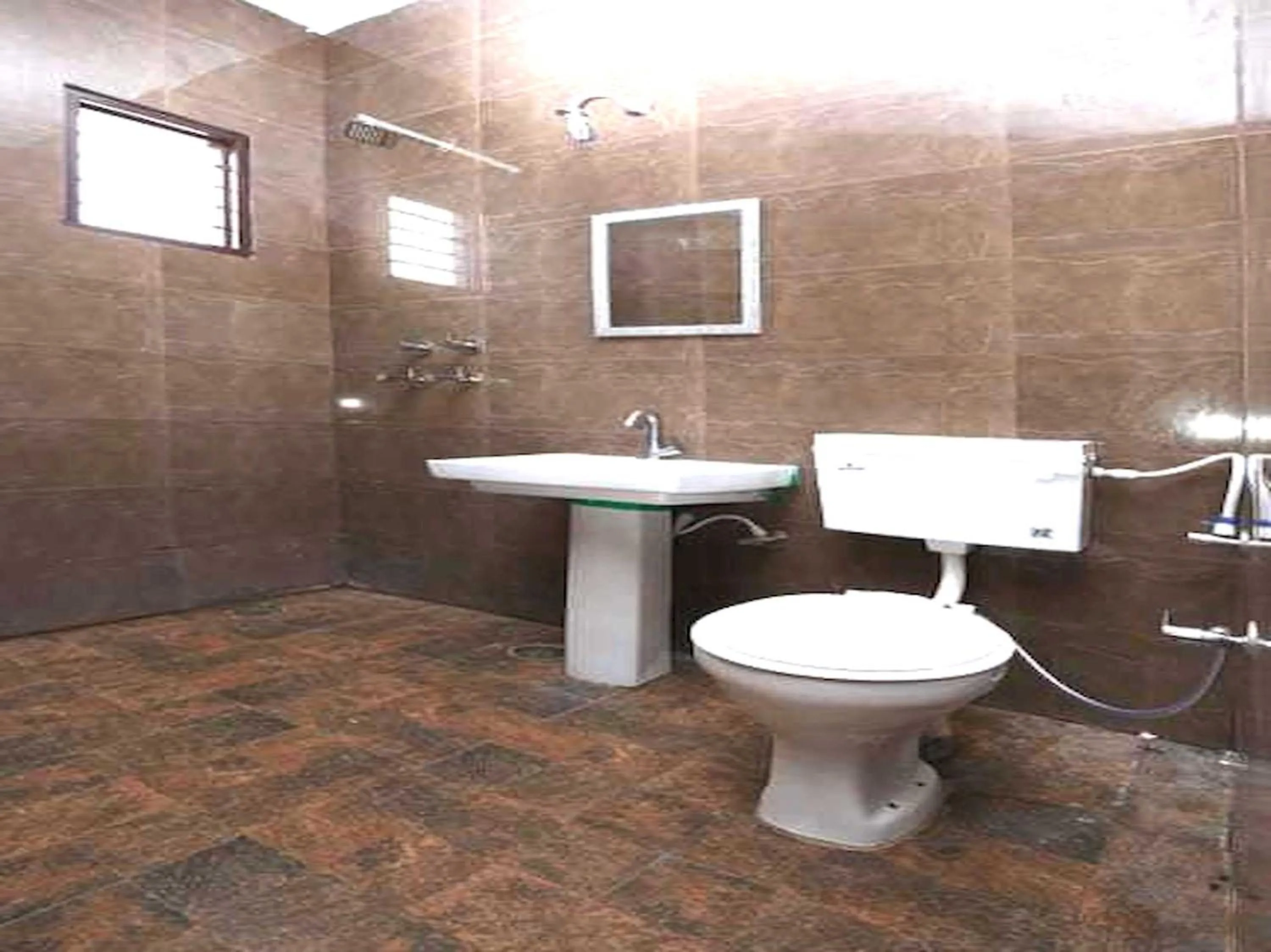 Bathroom in OYO 91941 Hotel golden crown