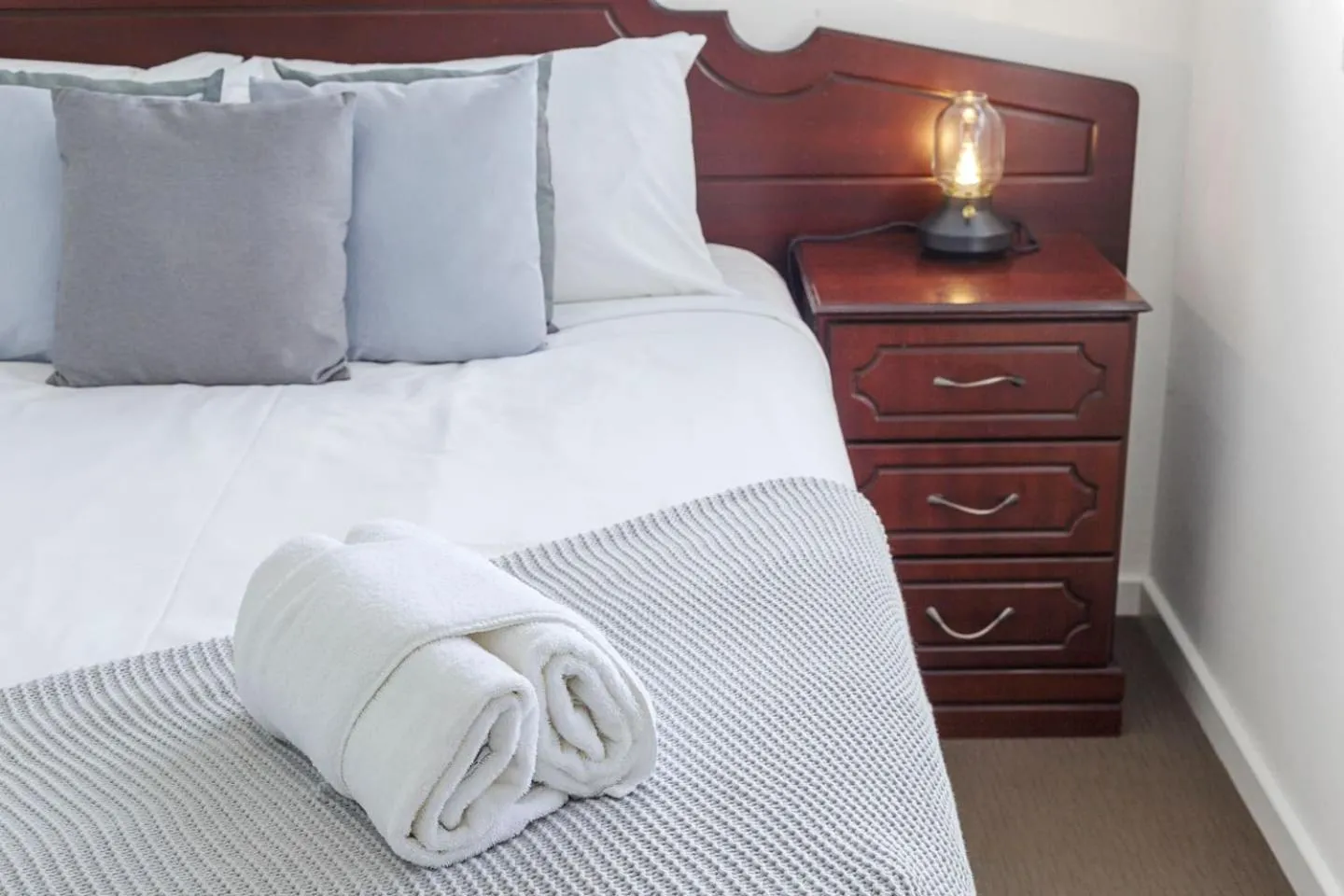 Bed in 134 North Perth Nest for 4 parking