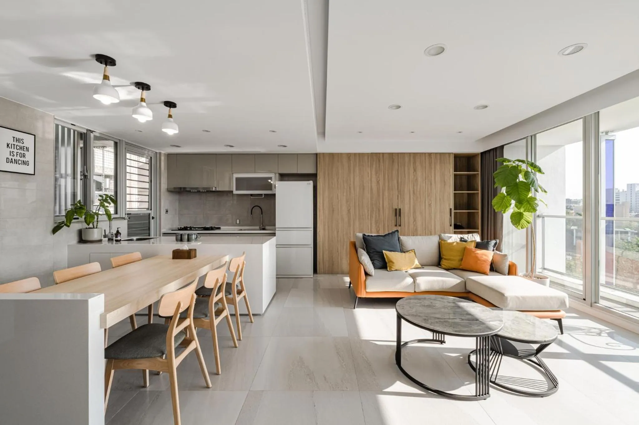 Kitchen or kitchenette in 1LI7E Hotel