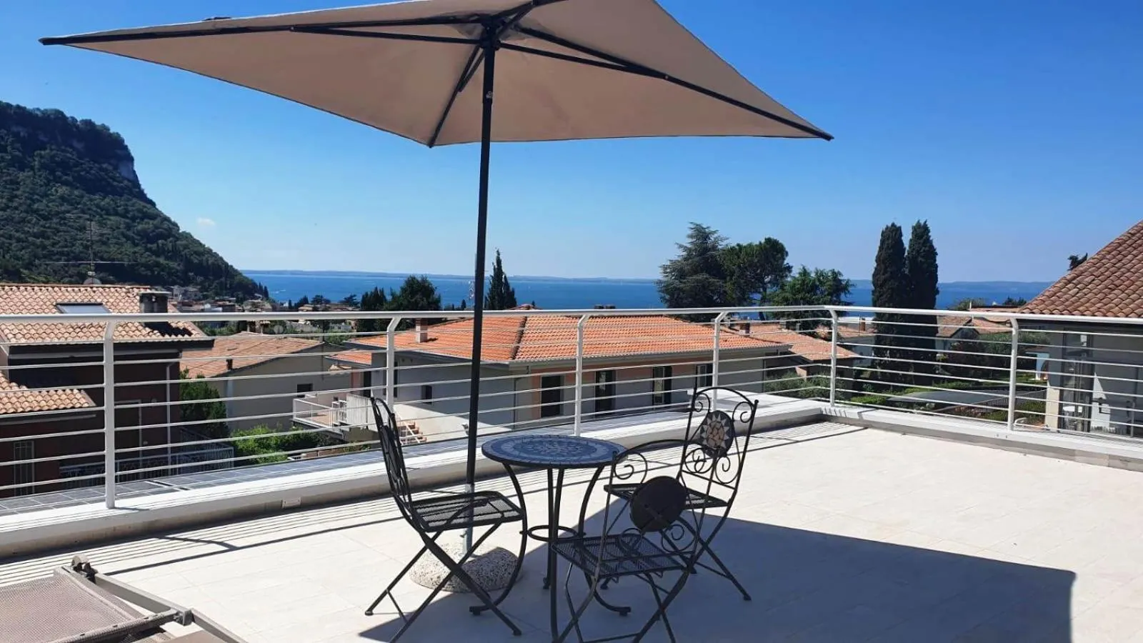 Garda view - Nuovo appartamento con solarium vista lago