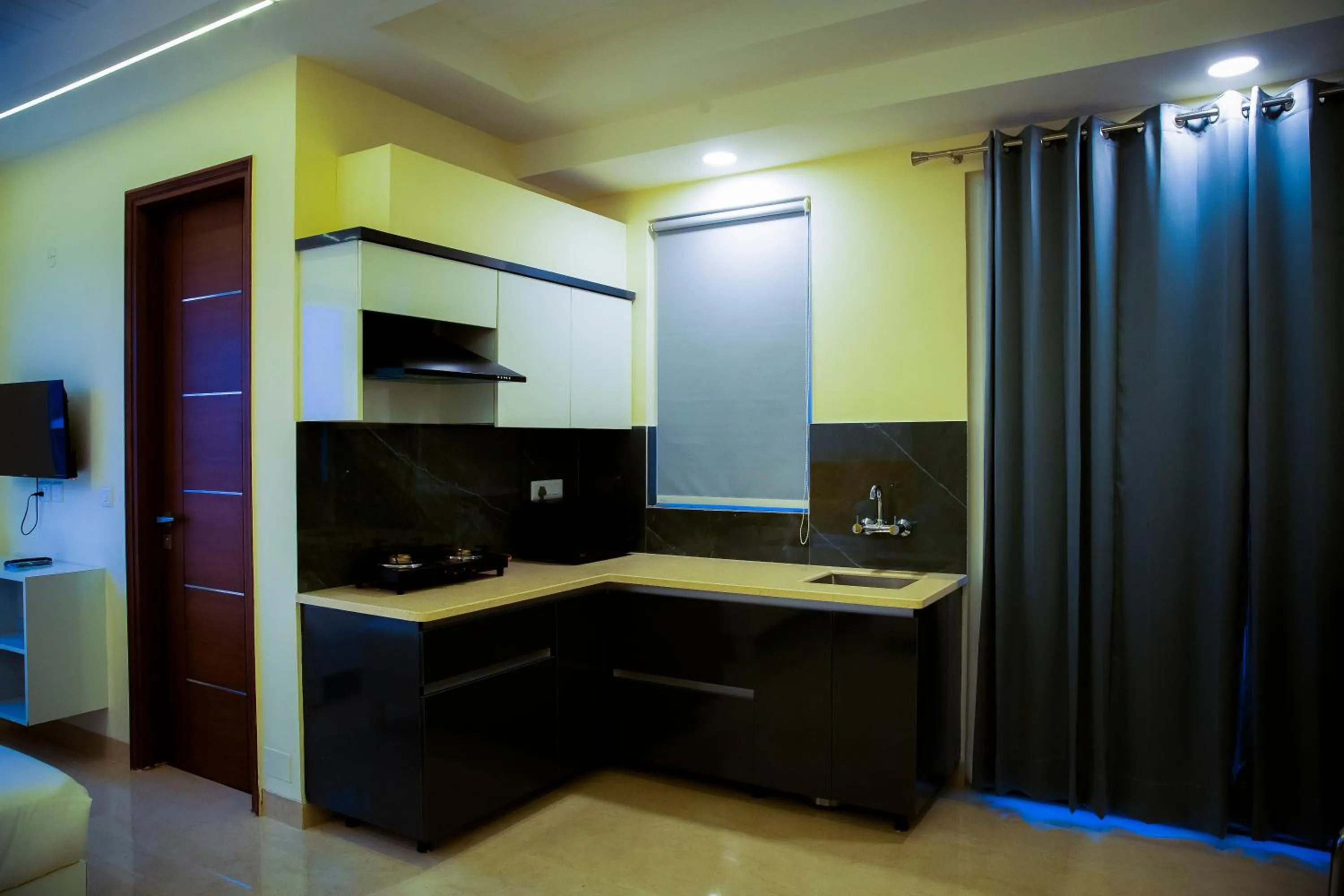 Kitchen or kitchenette in Lime Tree Luxury Studio - Service Apartment Near Artemis Hospital ,Gurgaon