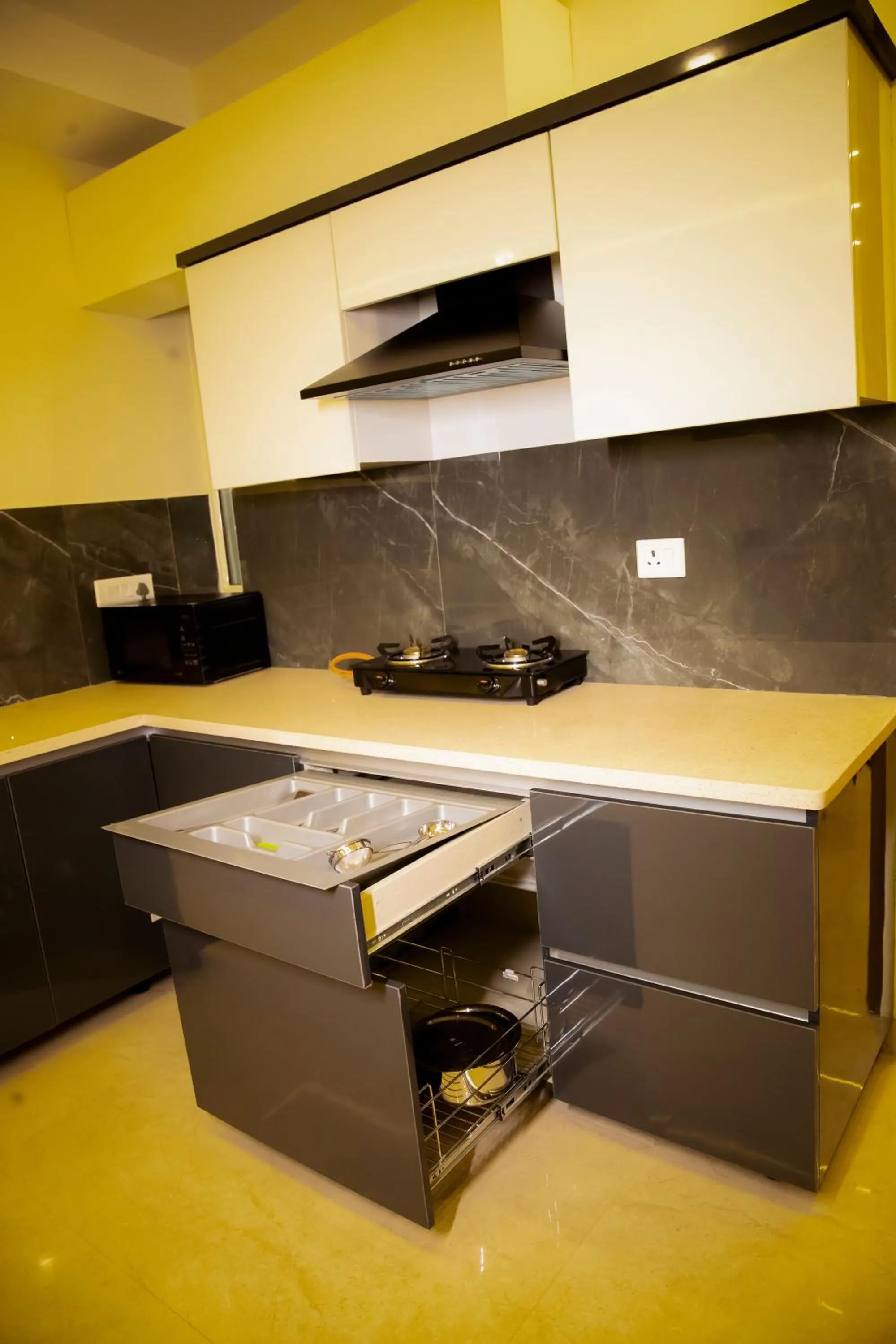 Kitchen or kitchenette in Lime Tree Luxury Studio - Service Apartment Near Artemis Hospital ,Gurgaon
