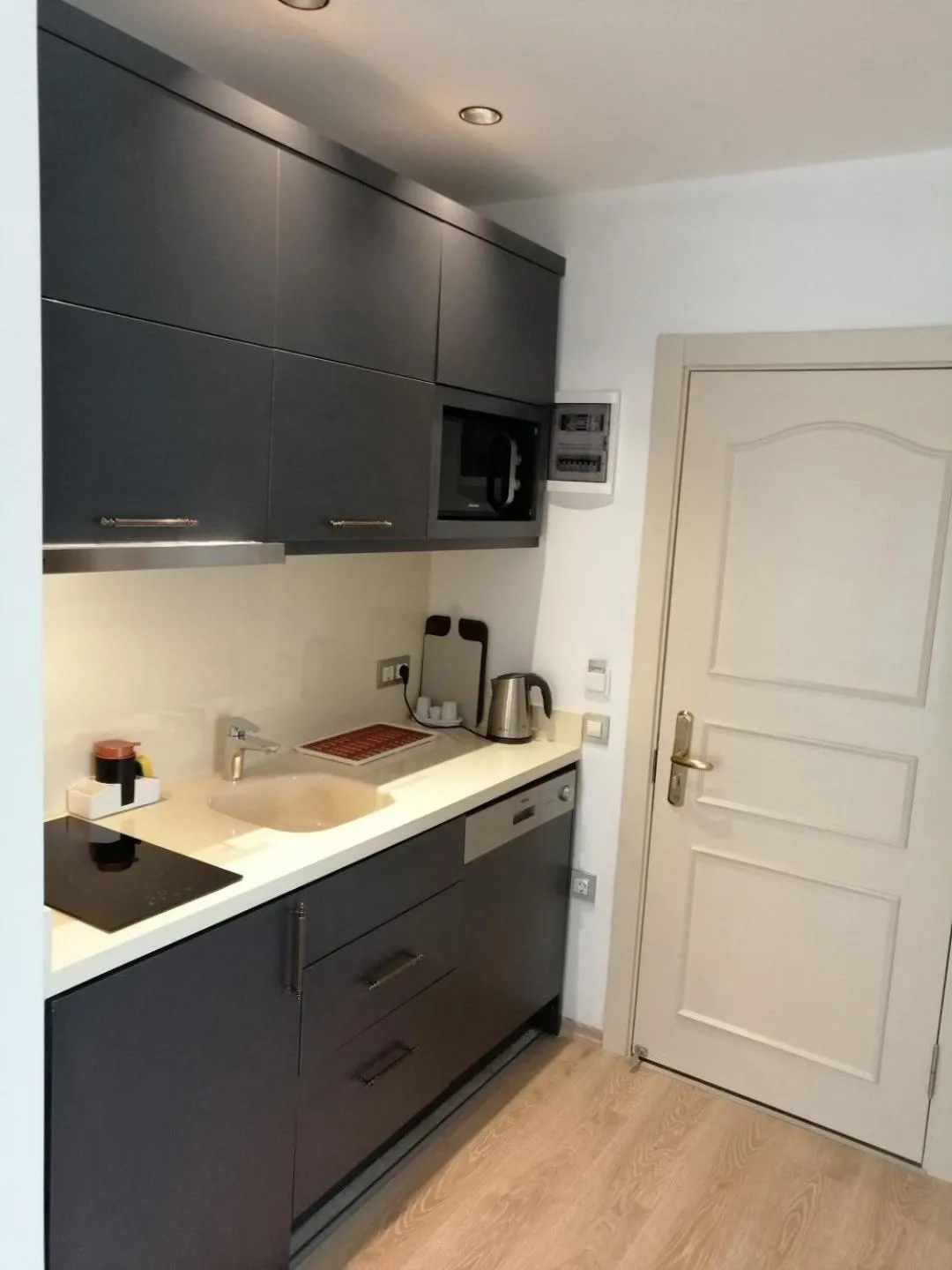 Coffee/tea facilities in Channel Suites