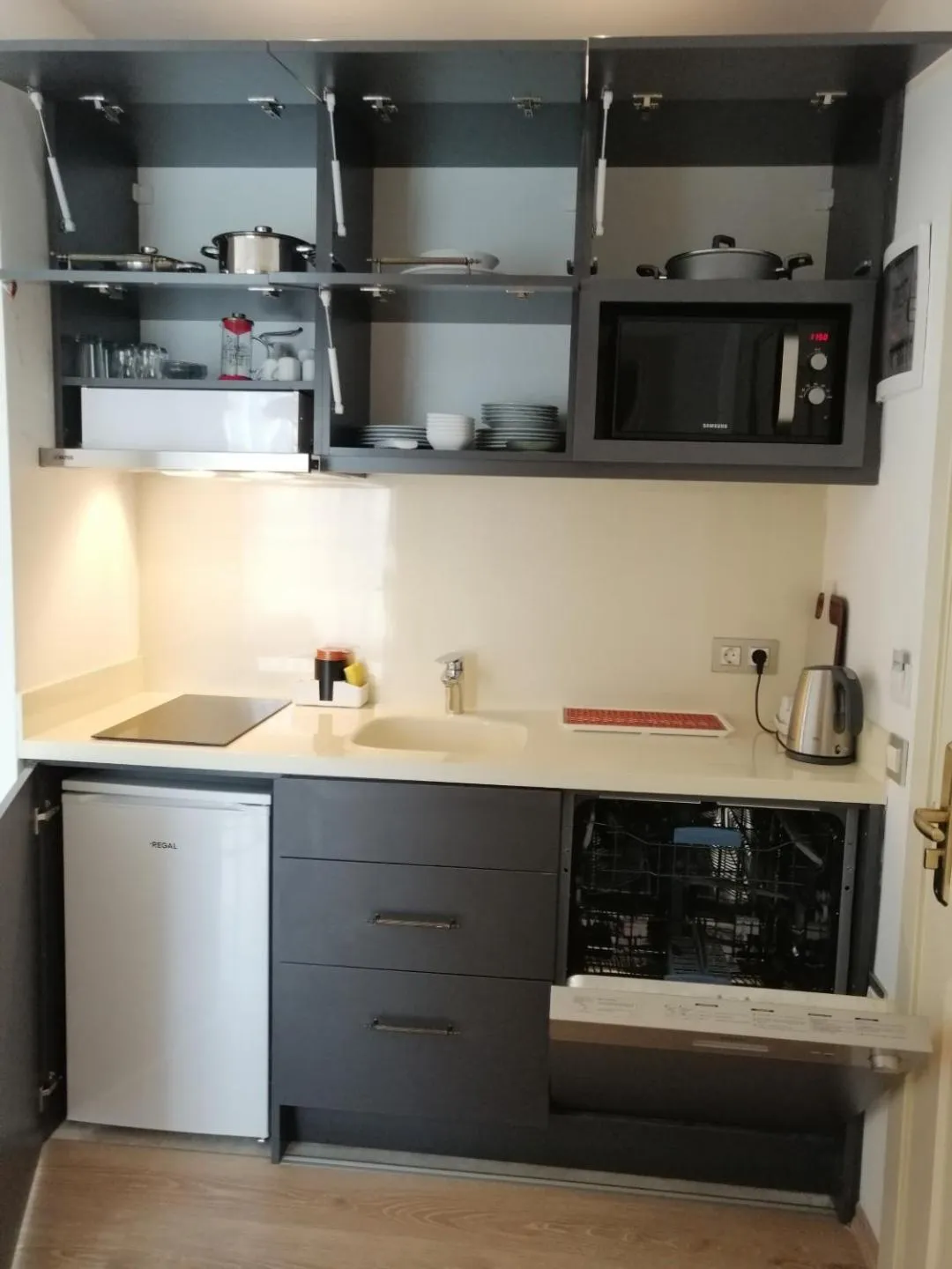 Coffee/tea facilities in Channel Suites