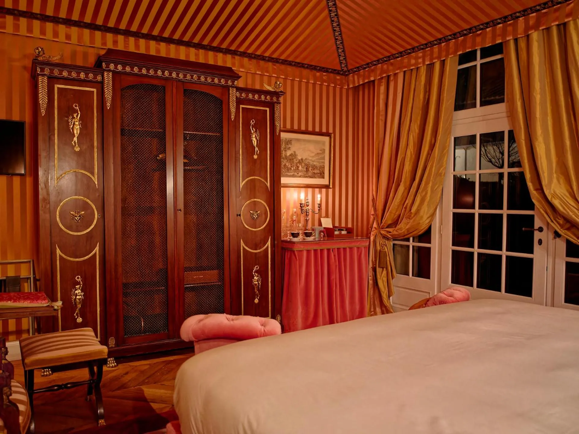 Bed in Relais & Château Louise de La Vallière