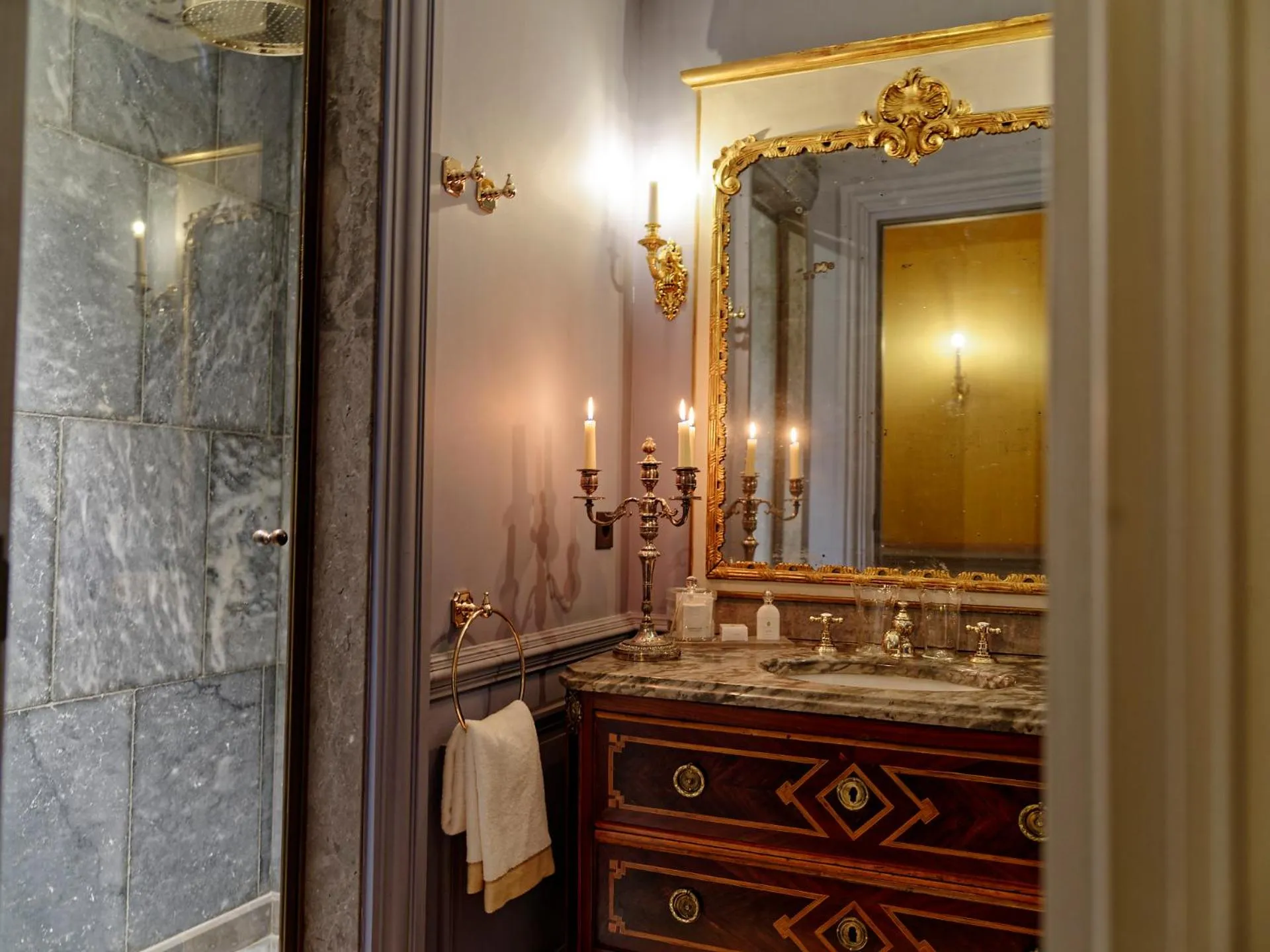 Shower in Relais & Château Louise de La Vallière