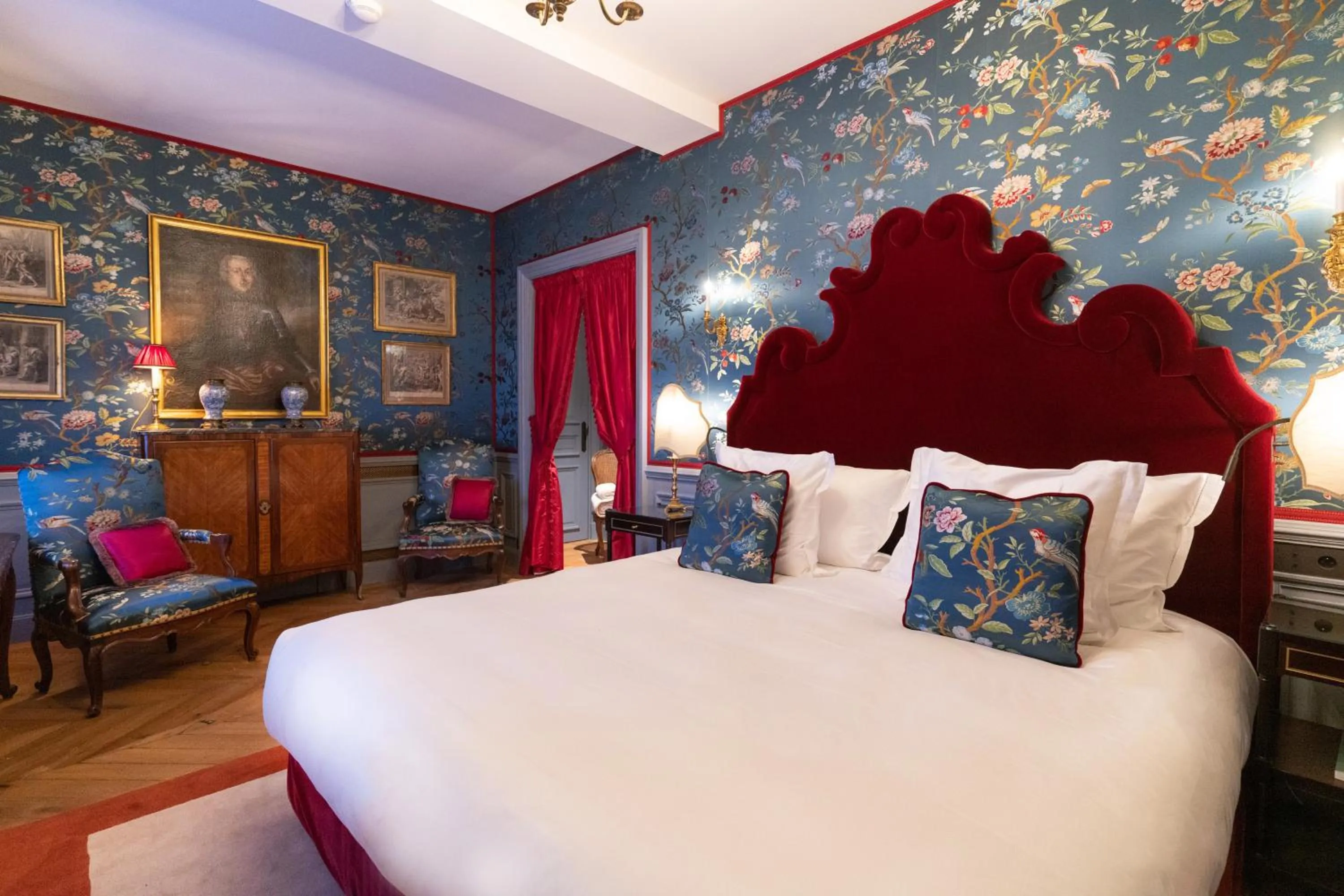 Bedroom, Bed in Relais & Château Louise de La Vallière