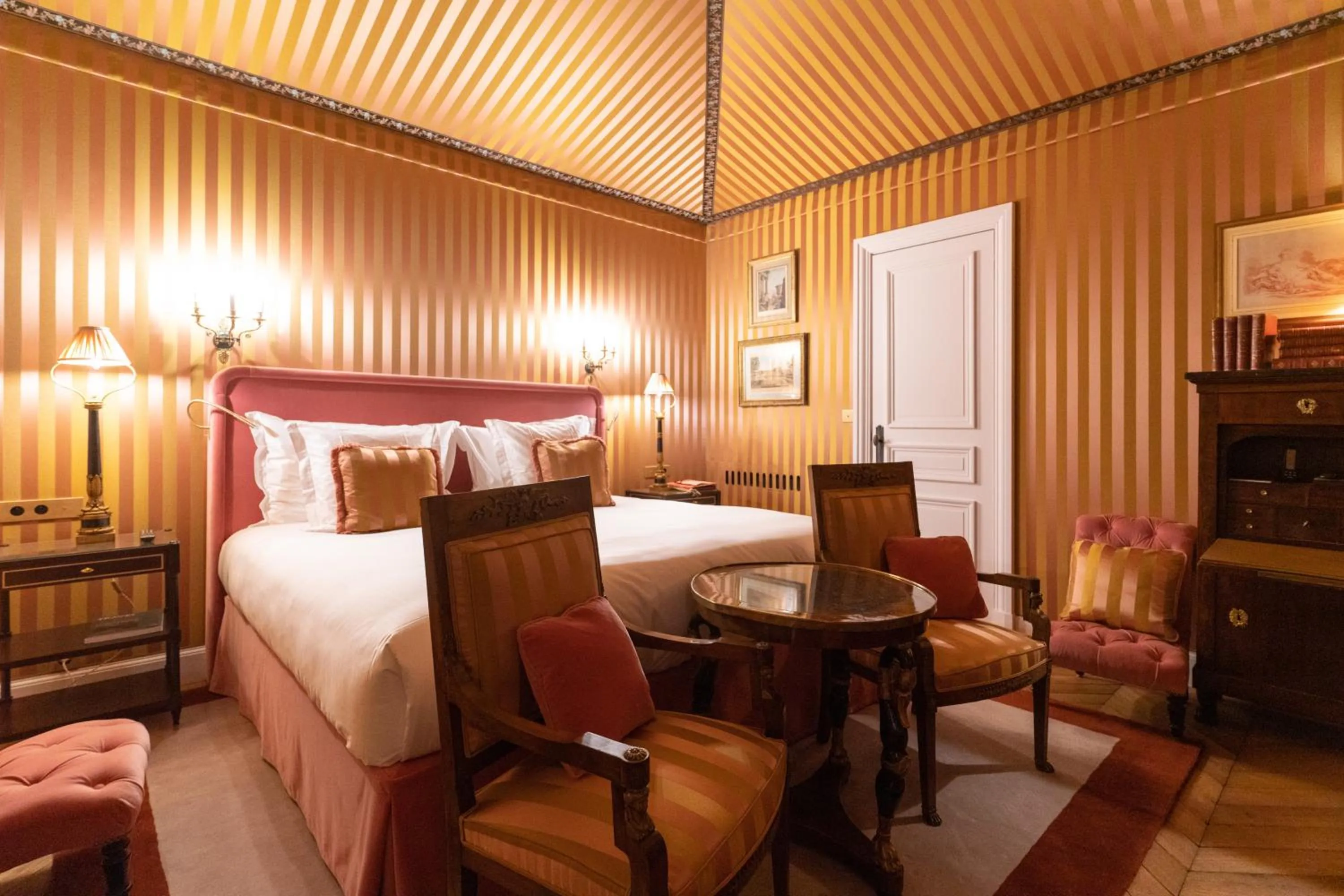 Bed in Relais & Château Louise de La Vallière