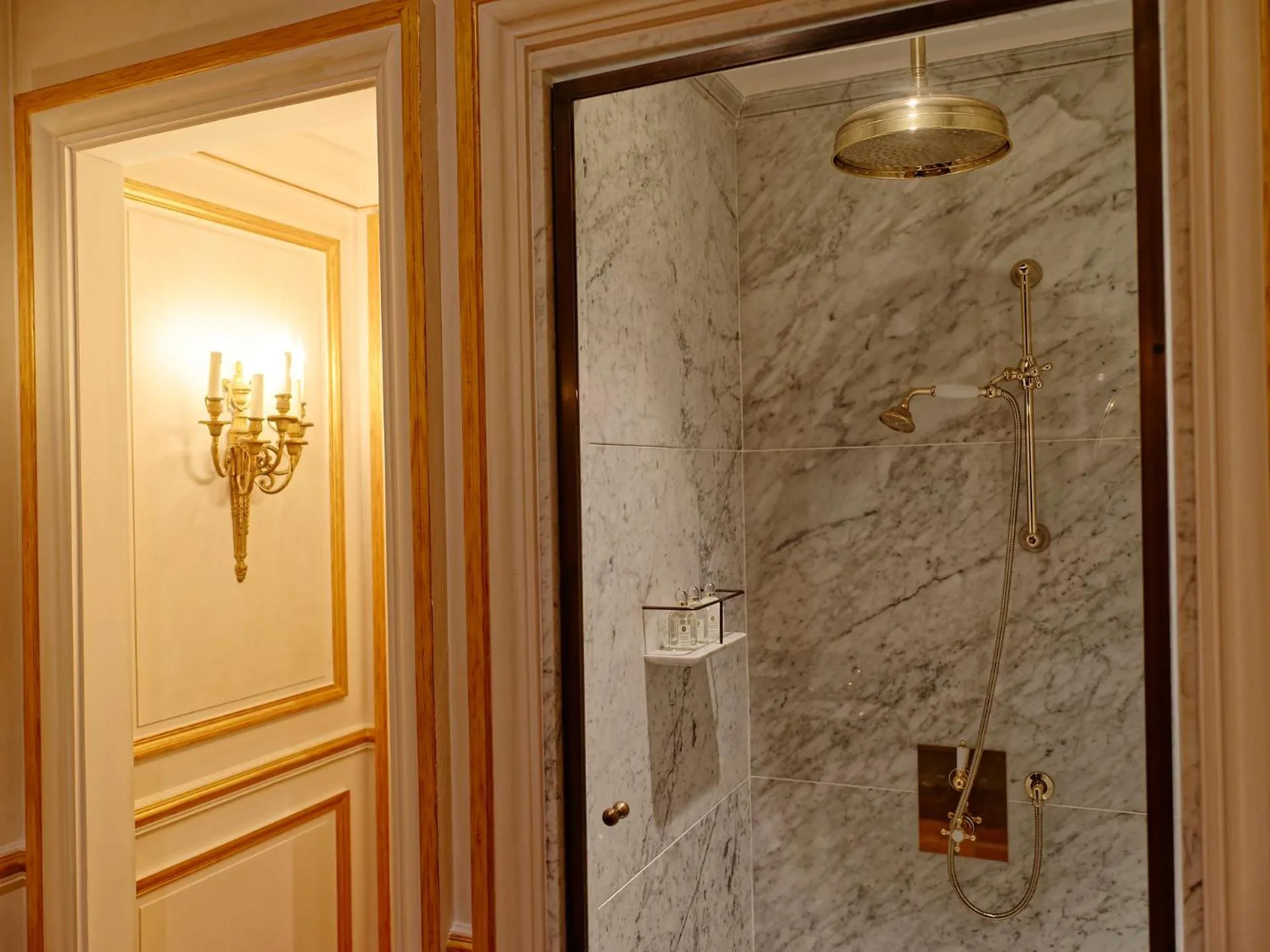 Shower in Relais & Château Louise de La Vallière