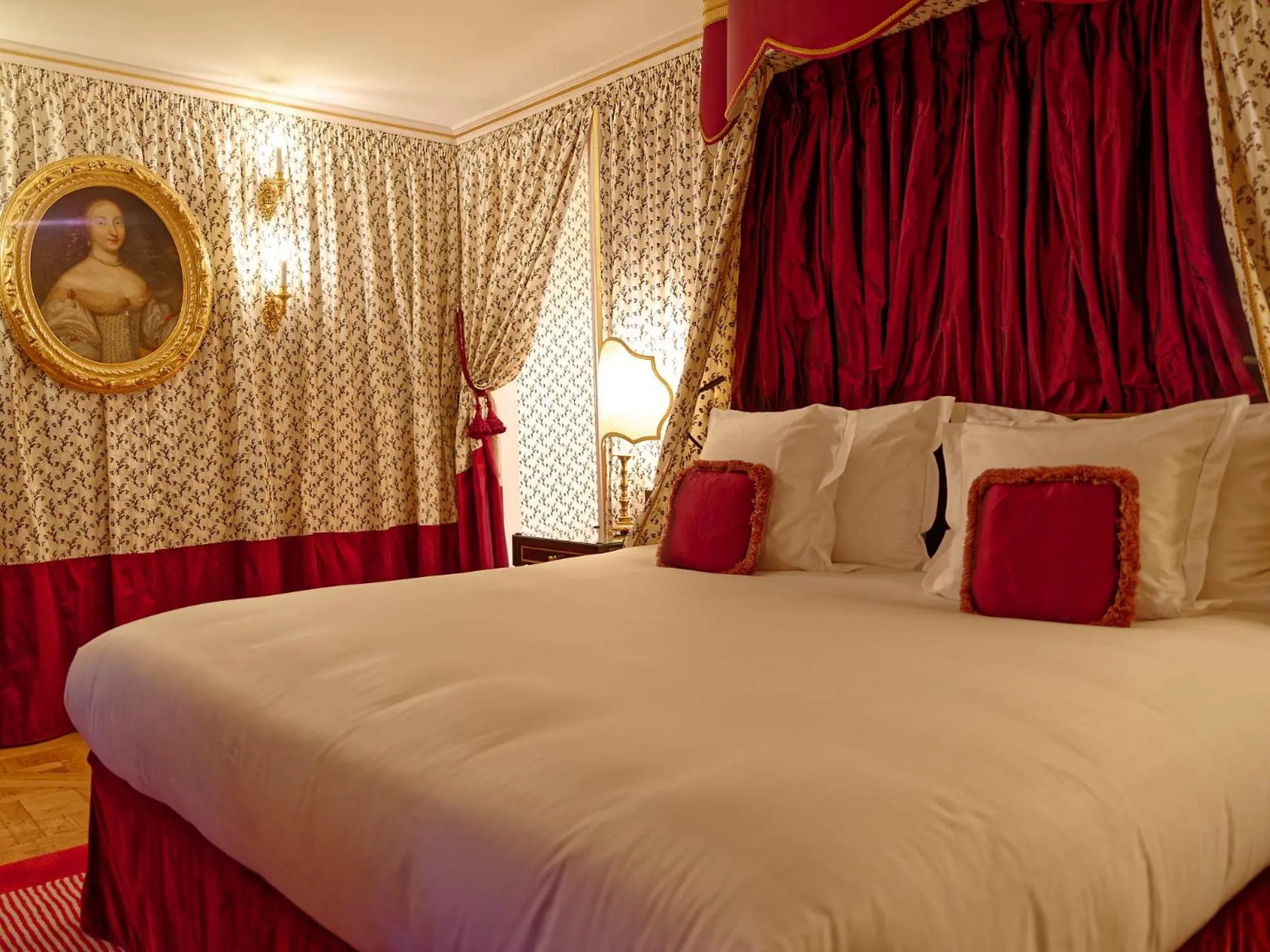 Bed in Relais & Château Louise de La Vallière