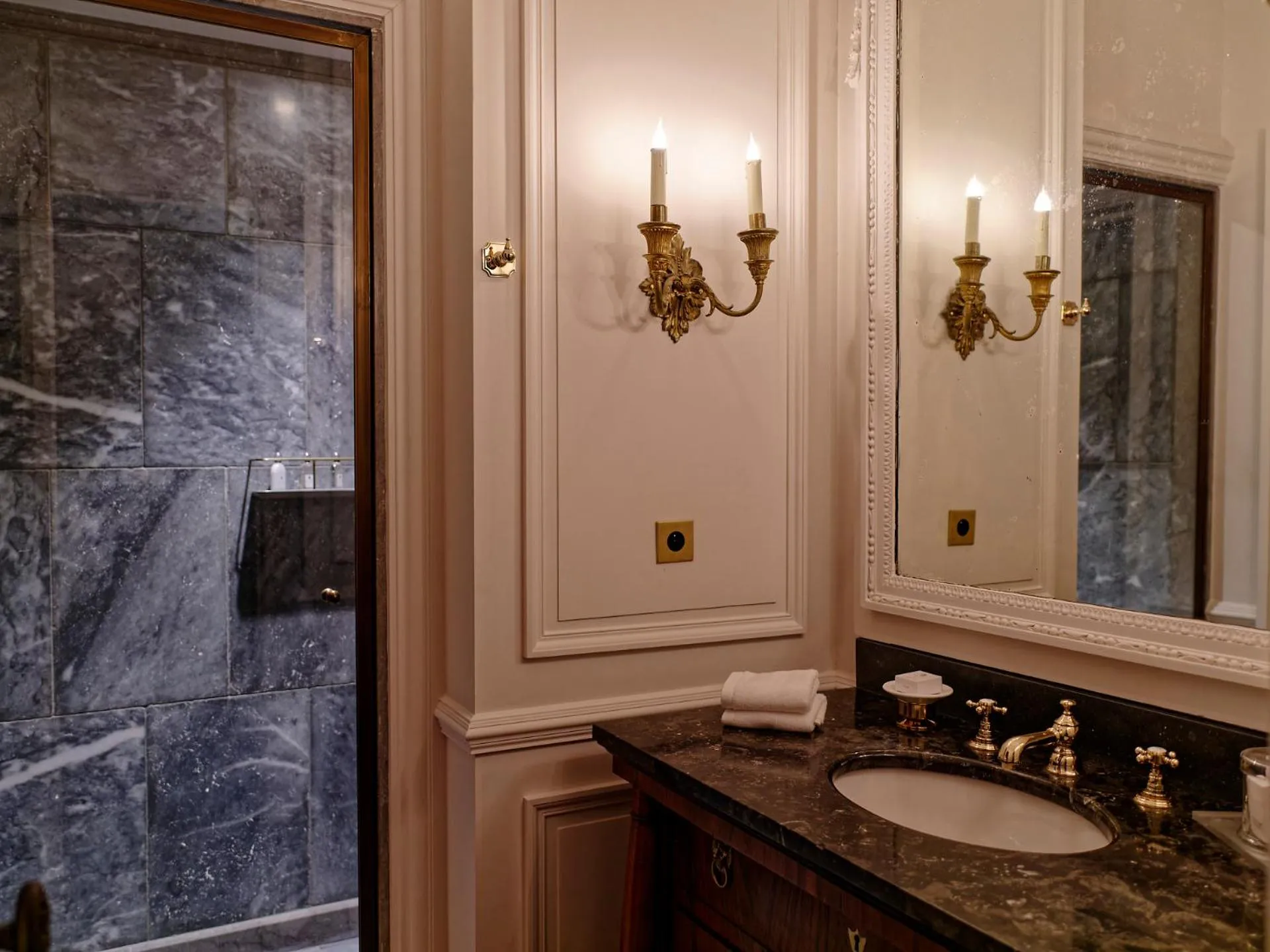 Shower in Relais & Château Louise de La Vallière