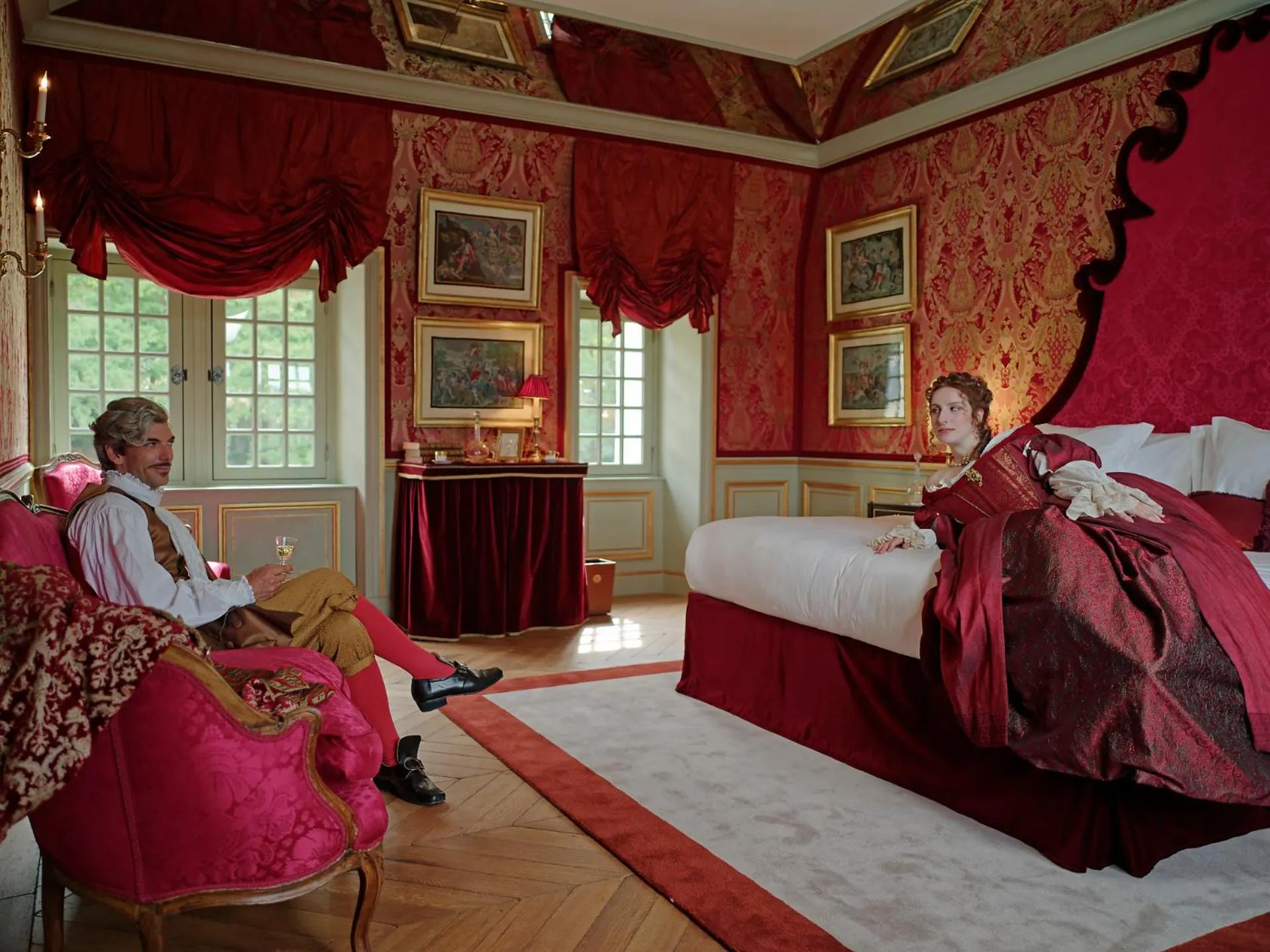 Photo of the whole room, Bed in Relais & Château Louise de La Vallière