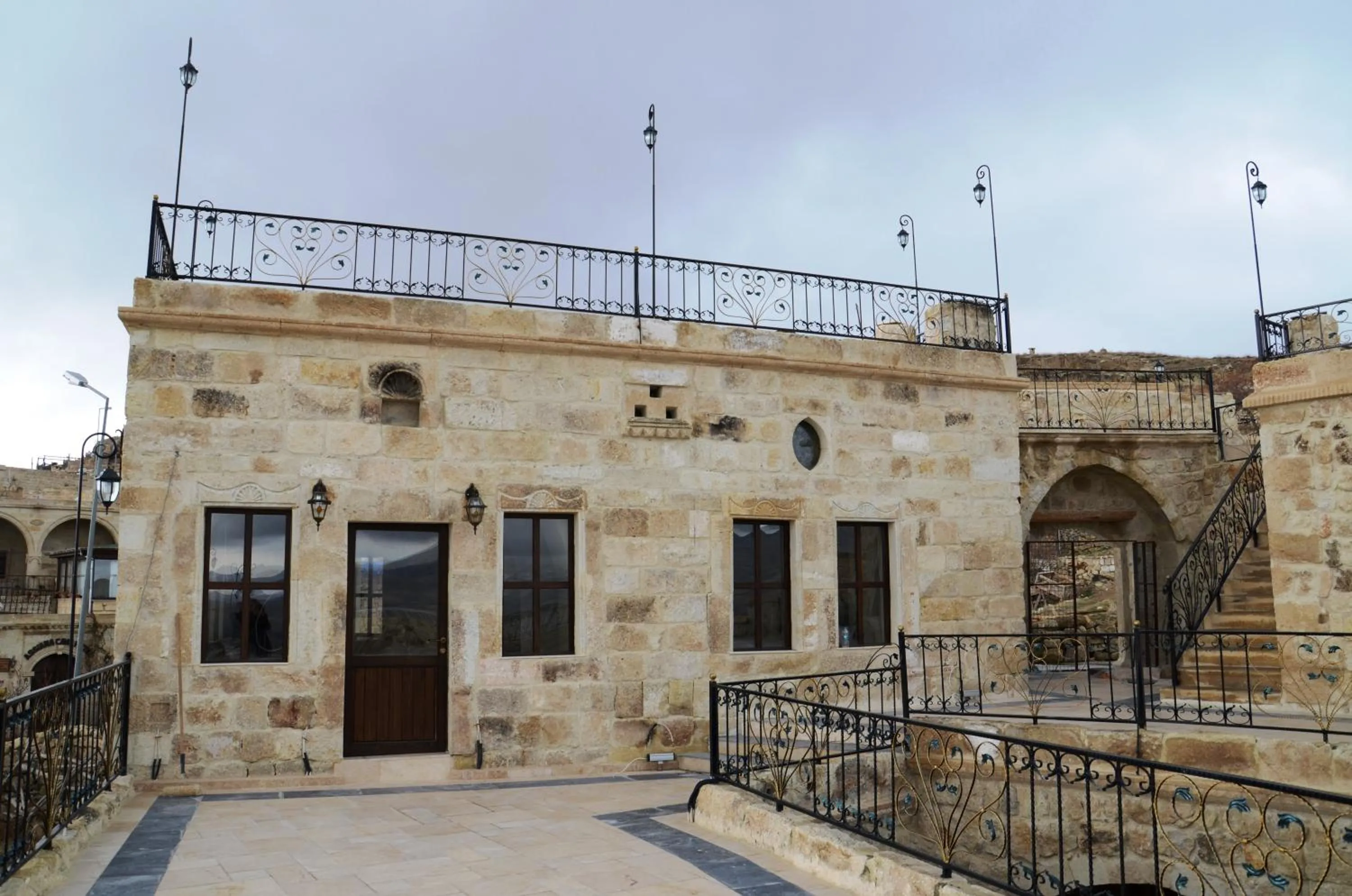 Restaurant/places to eat in Golden Cave Suites