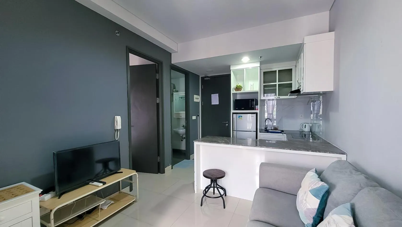 Communal lounge/ TV room in Palam Mansion at Apartment One Residence