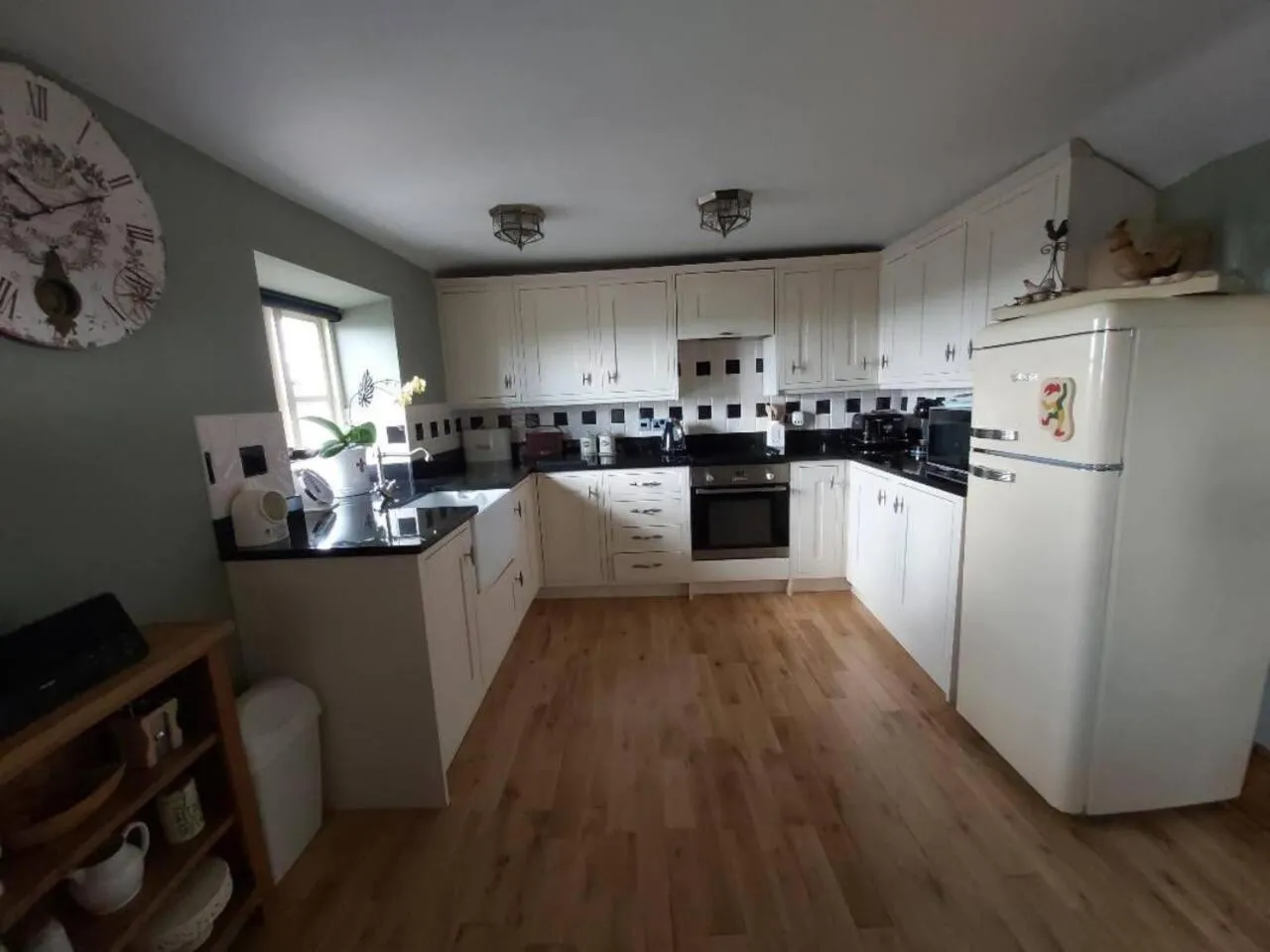 Photo of the whole room in 2 Bed Flat - Sleeps 3 - Parking - Wifi