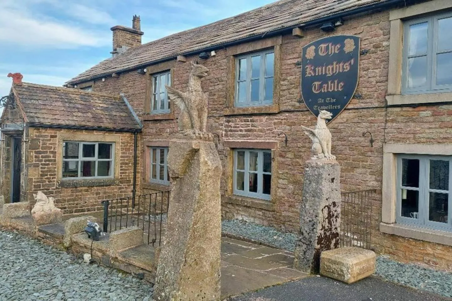 Property building in 2 Bed Flat - Sleeps 3 - Parking - Wifi