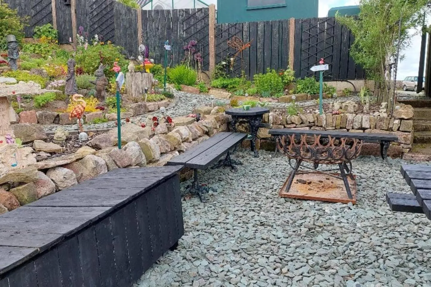 Patio in 2 Bed Flat - Sleeps 3 - Parking - Wifi