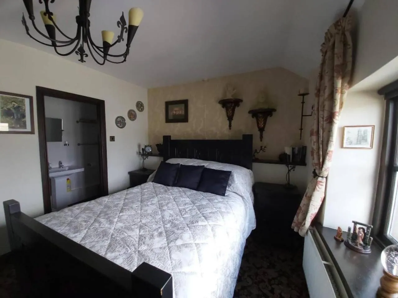 Bed in 2 Bed Flat - Sleeps 3 - Parking - Wifi