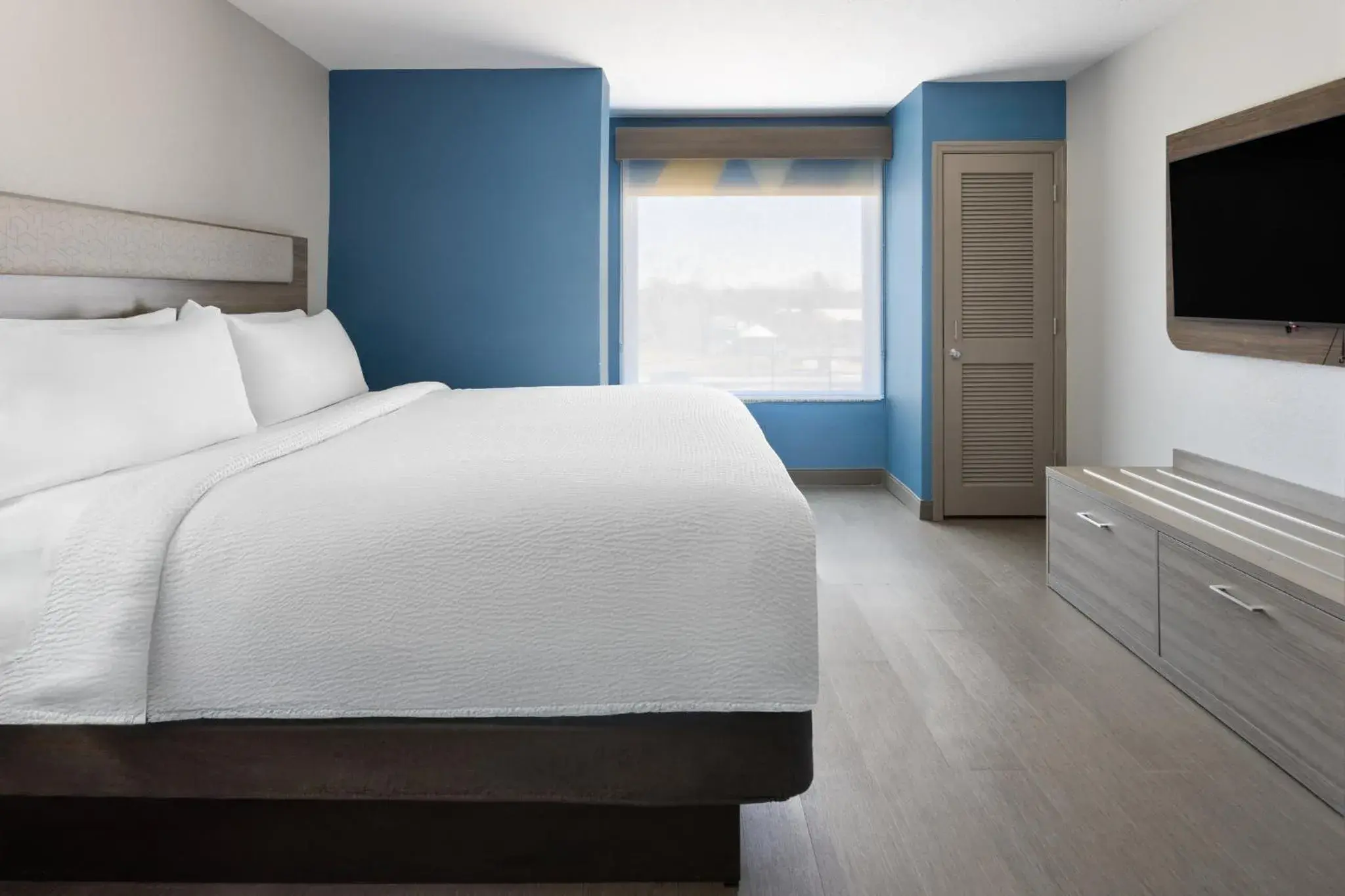 Photo of the whole room, Bed in Holiday Inn Express Augusta Downtown by IHG Photo of the whole room, Bed in Holiday Inn Express Augusta Downtown by IHG