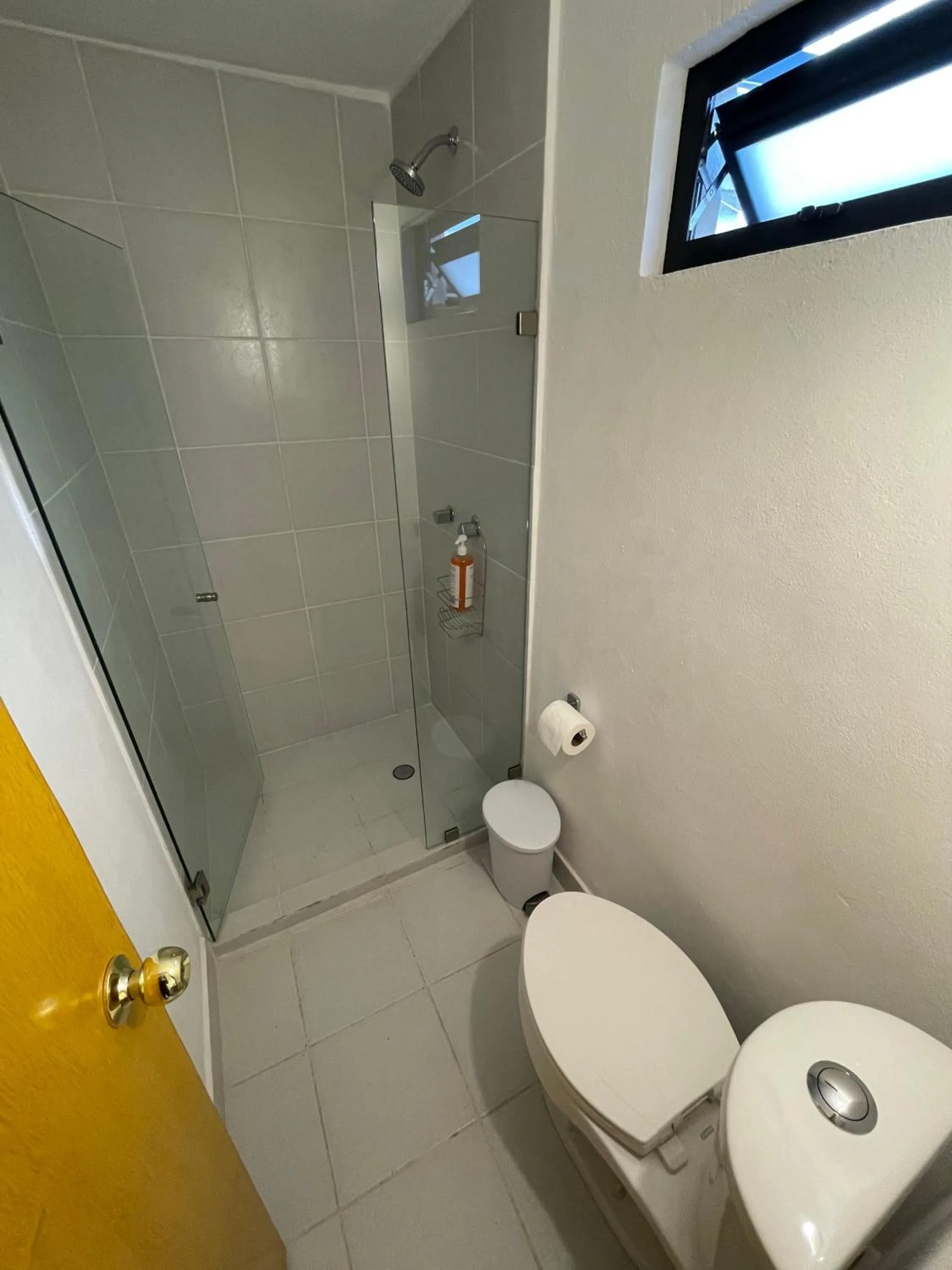 Shower in Hostal Roma Condesa