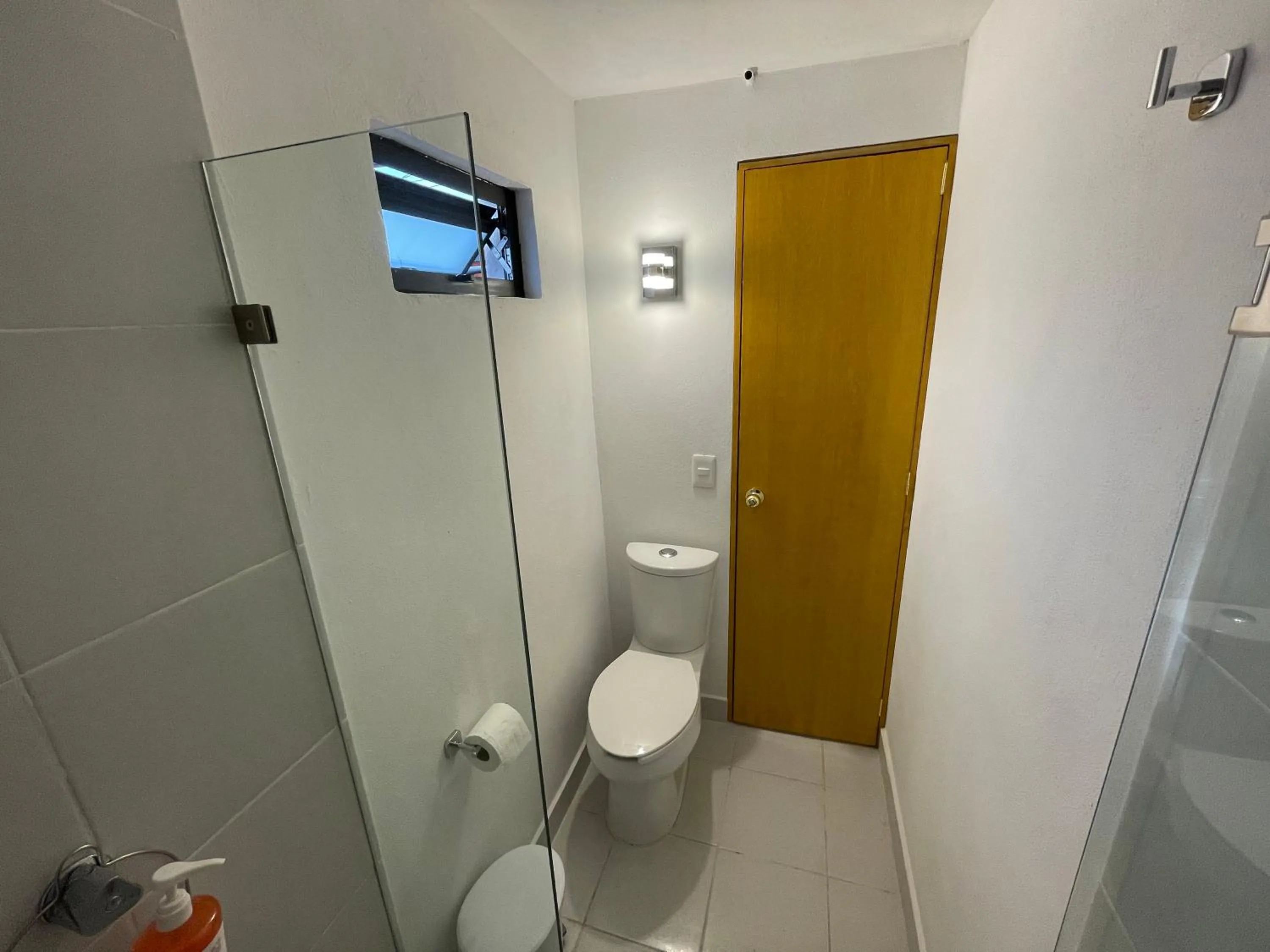 Shower in Hostal Roma Condesa