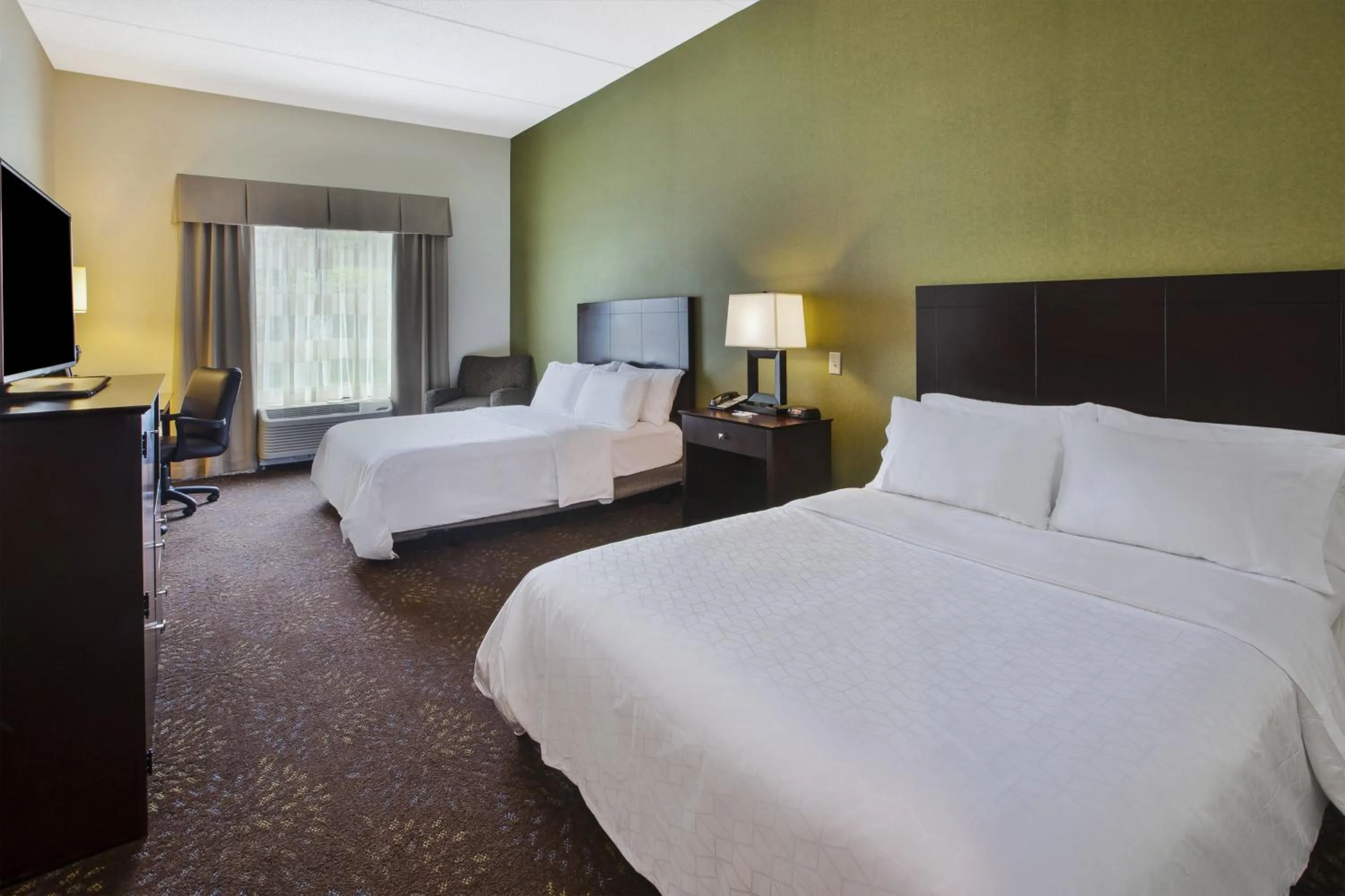 Photo of the whole room, Bed in Holiday Inn Express & Suites Geneva Finger Lakes by IHG
